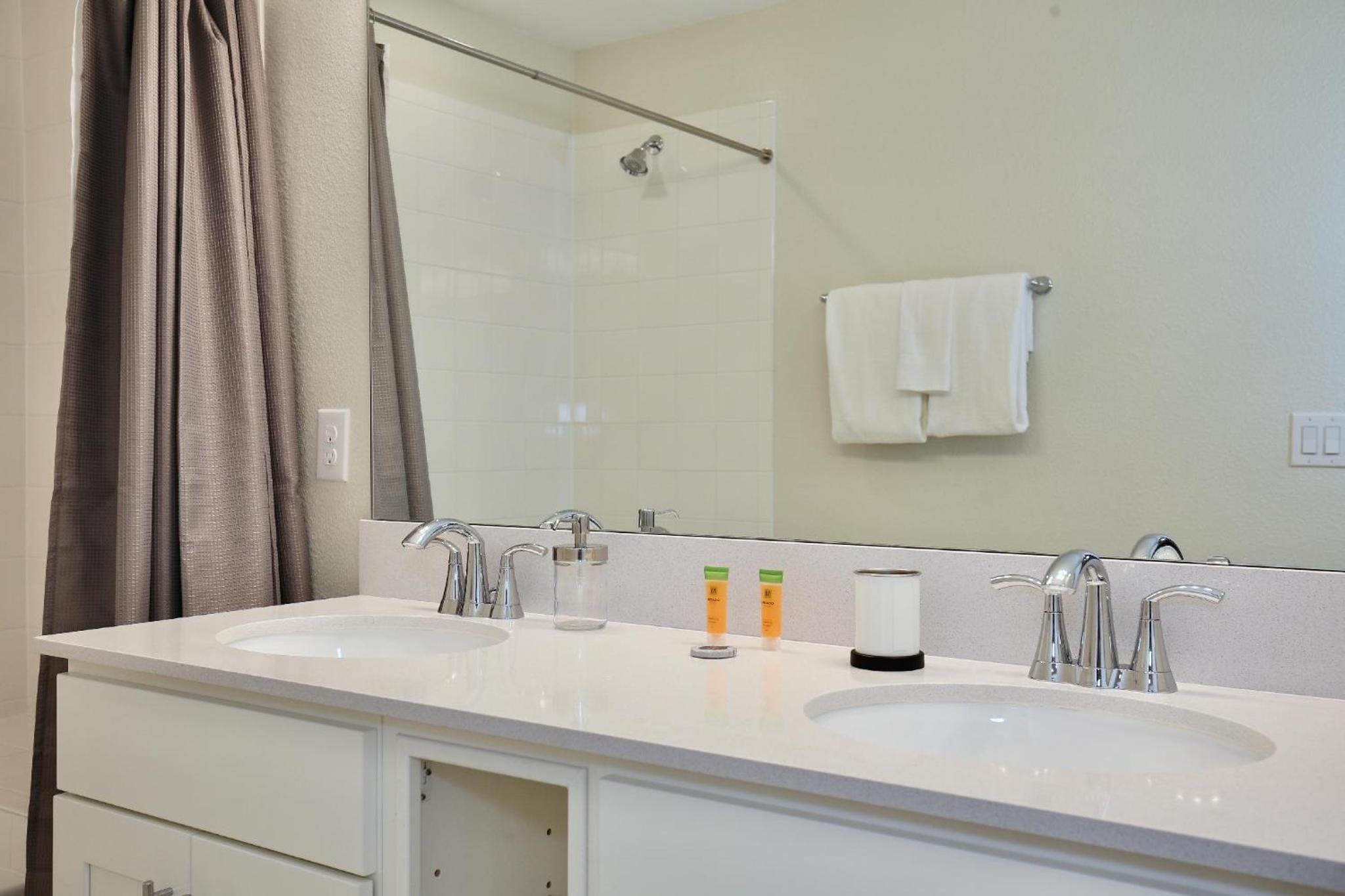 Beautiful apartment in lux Storey Lake community 10 miles to Disney! view 5