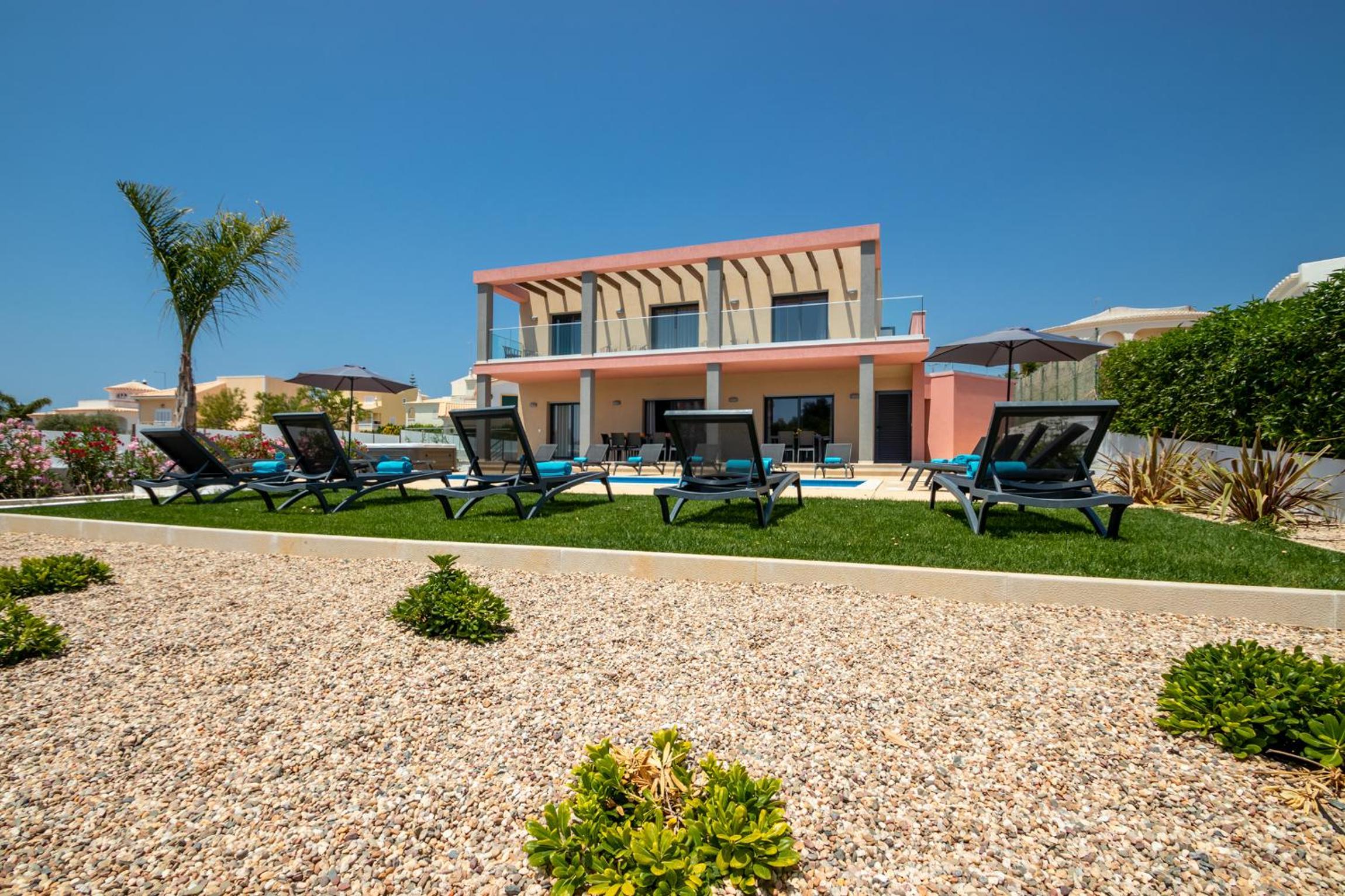 Villa Riviera - com piscina aquecível, 2 jacuzzis e BBQ em Armação de Pêra