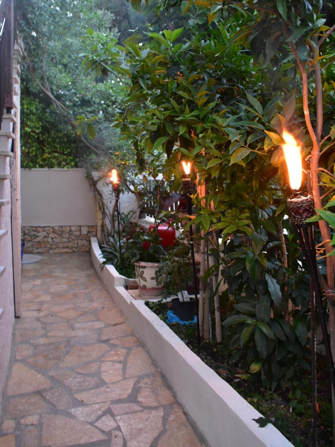 Gardenos Mamas Reas view 3