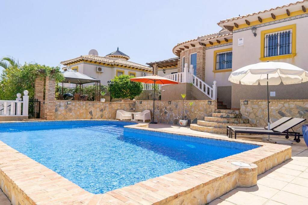 Hotel Casa Lilly-Rose, a beautiful 3 bedroom detached villa a short walk to the Villamartin Plaza & Golf course - Image 1