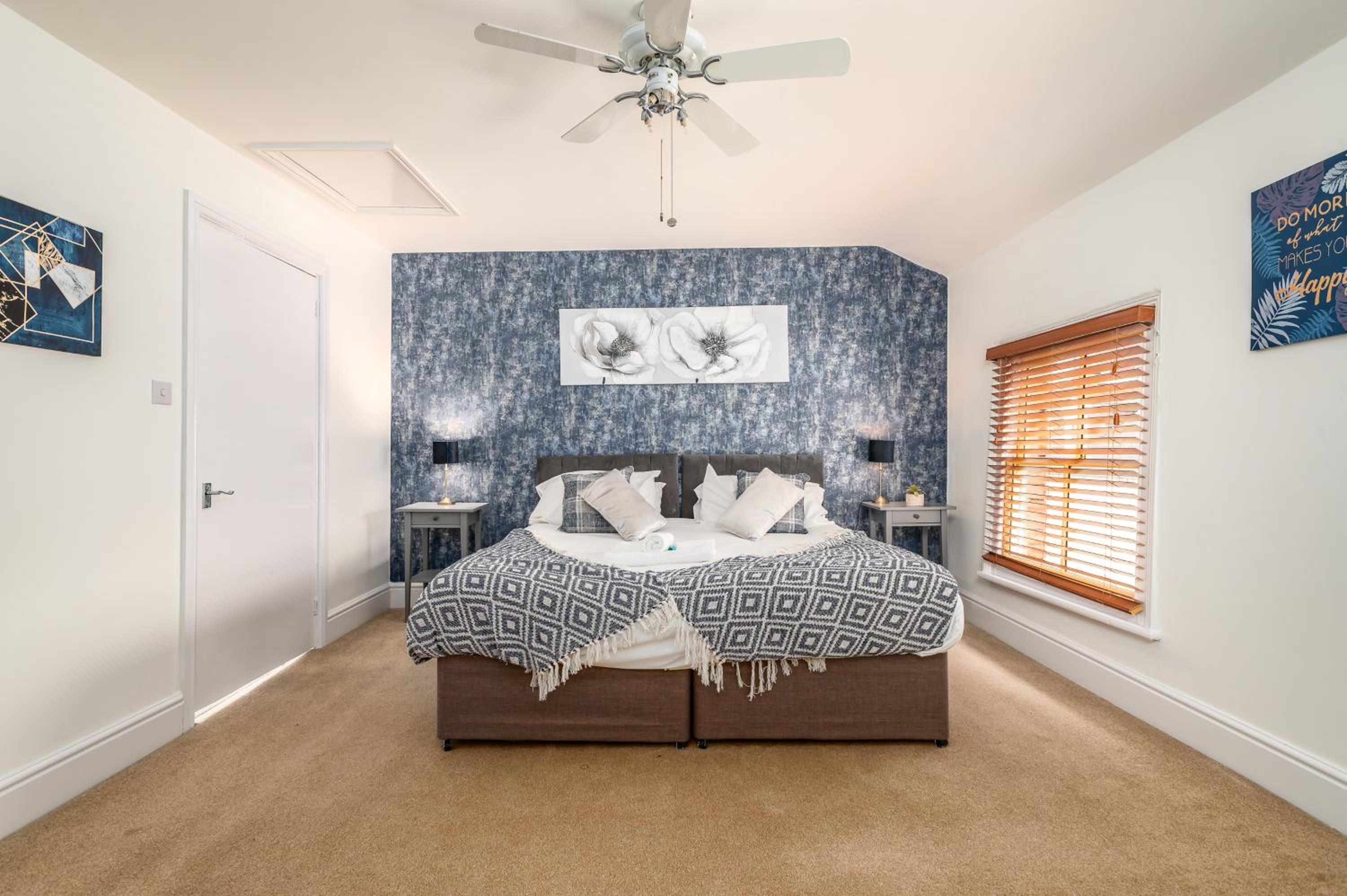 Spacious Contractor House for Large Groups - Private Parking view 5