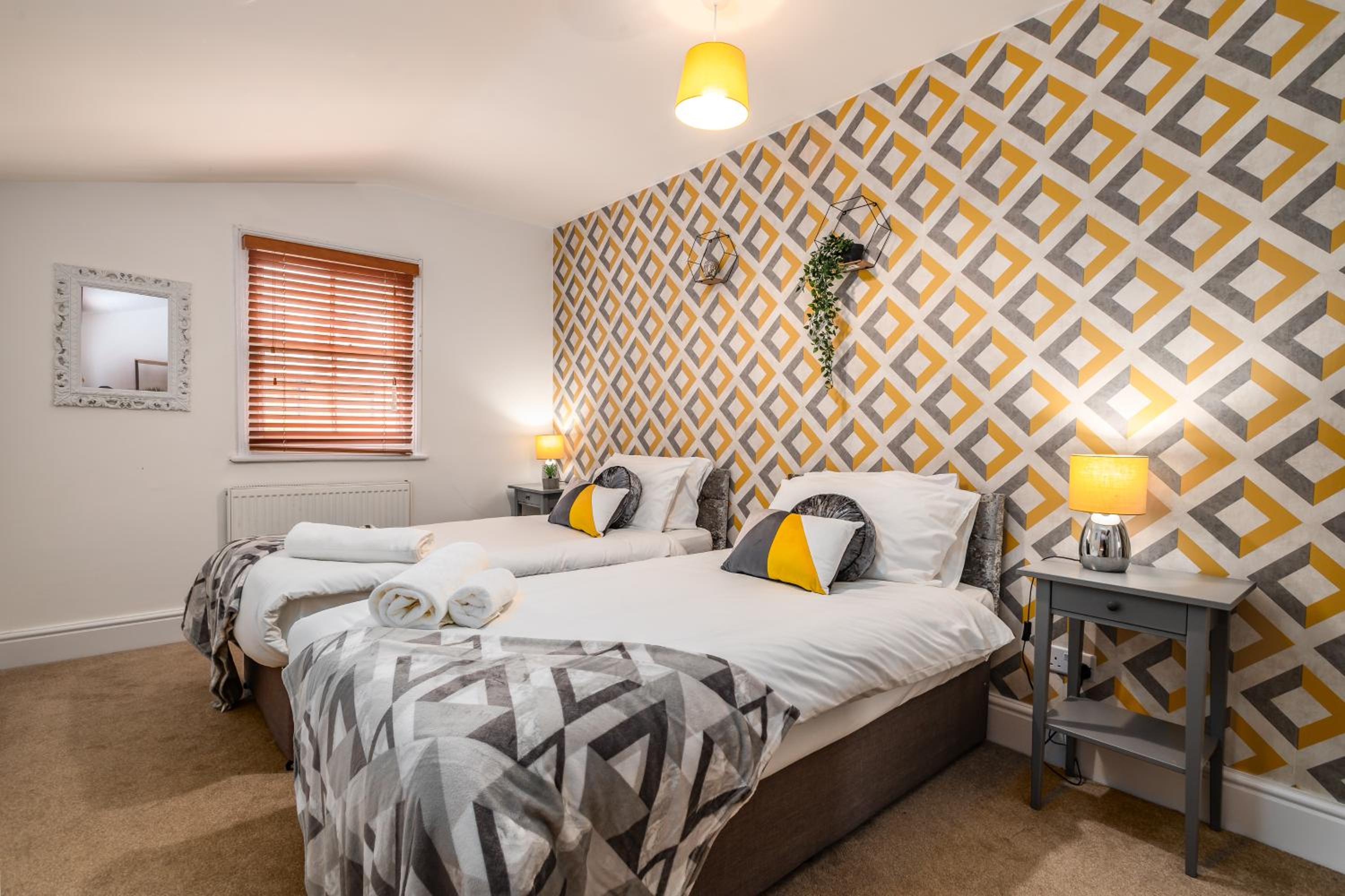 Spacious Contractor House for Large Groups - Private Parking view 2