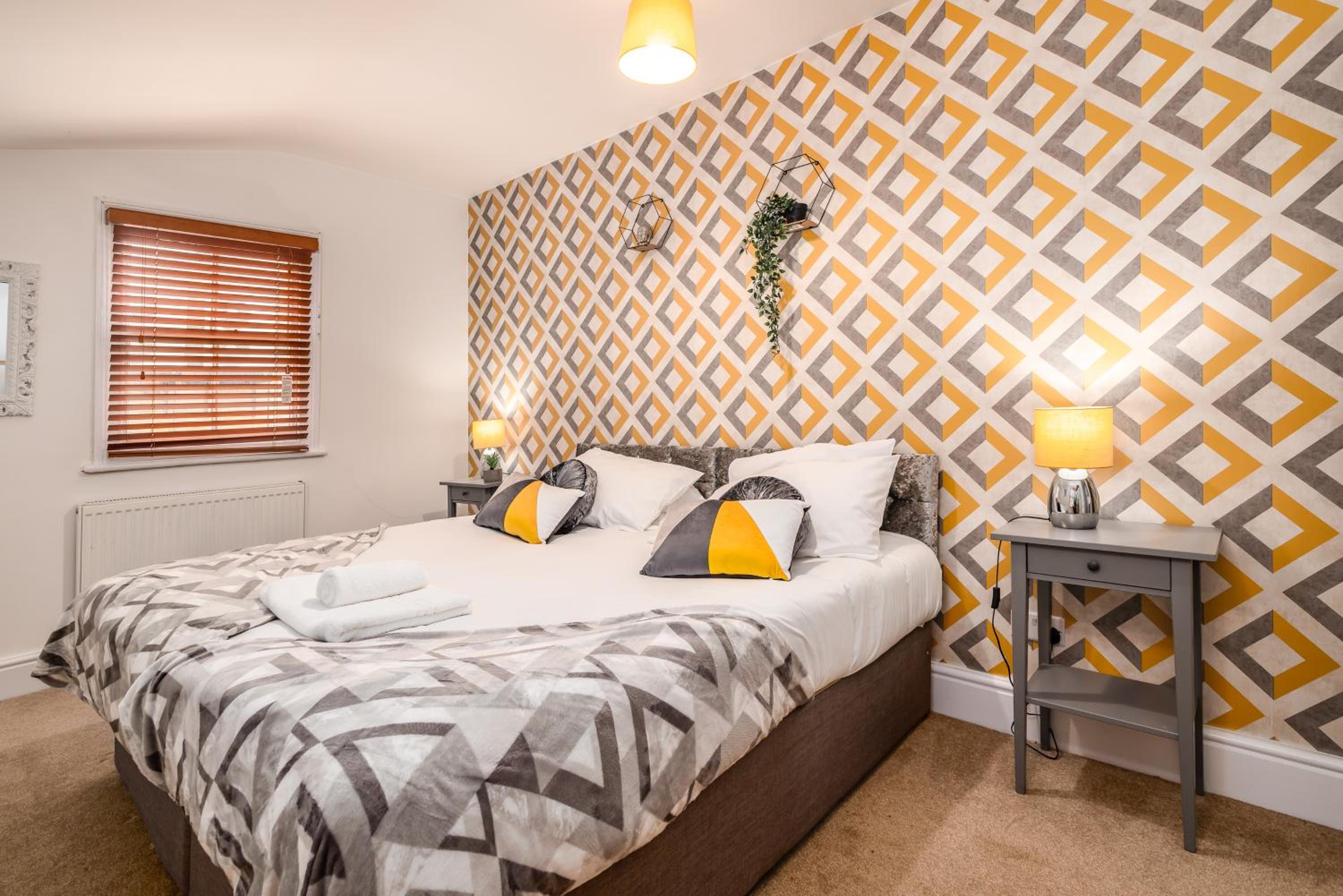 Spacious Contractor House for Large Groups - Private Parking view 3