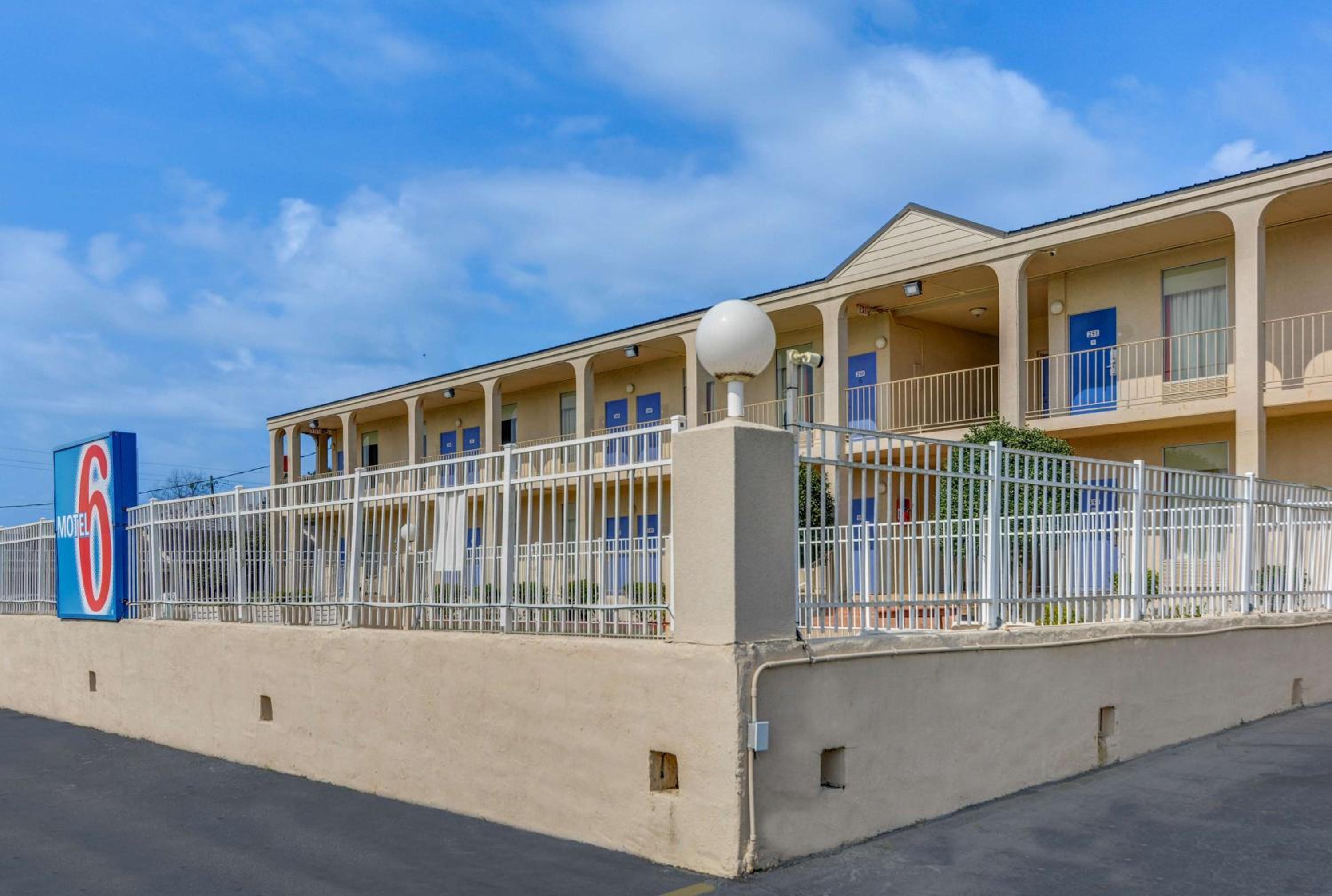 Americus Vacations - Motel 6-Americus, GA - Property Image 3