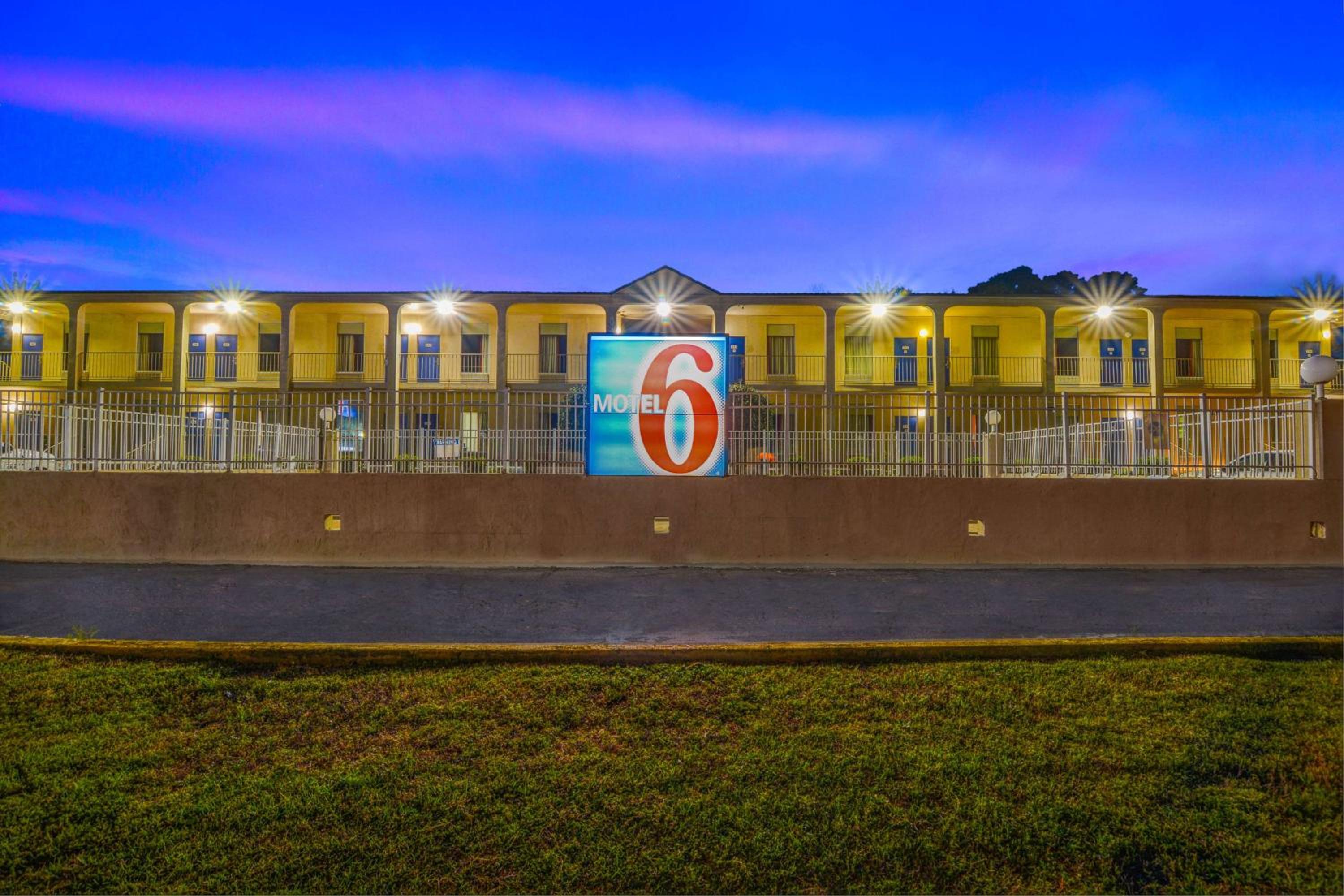 Americus Vacations - Motel 6-Americus, GA - Property Image 12