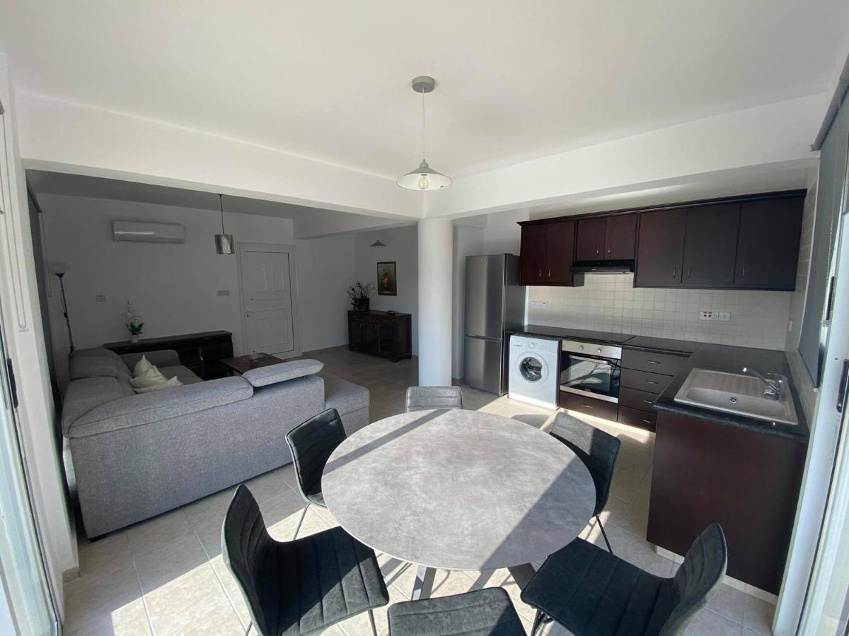 Hotel Cosy apartment in Kato Paphos with pool access - Image 1