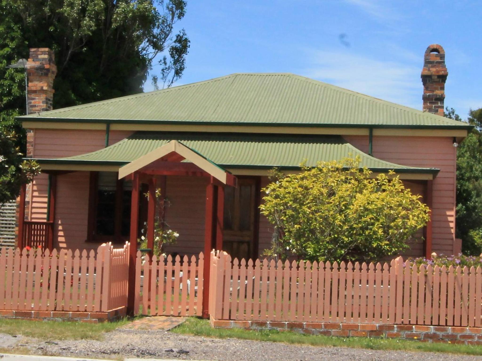 Kerrellie Cottages 2, 4 & 8 Reid Street