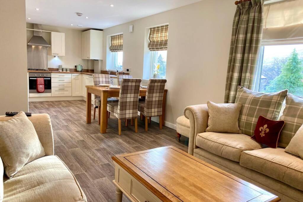 Beautiful 2 Bedroom, 2 Bathroom Flat with Parking. view 3