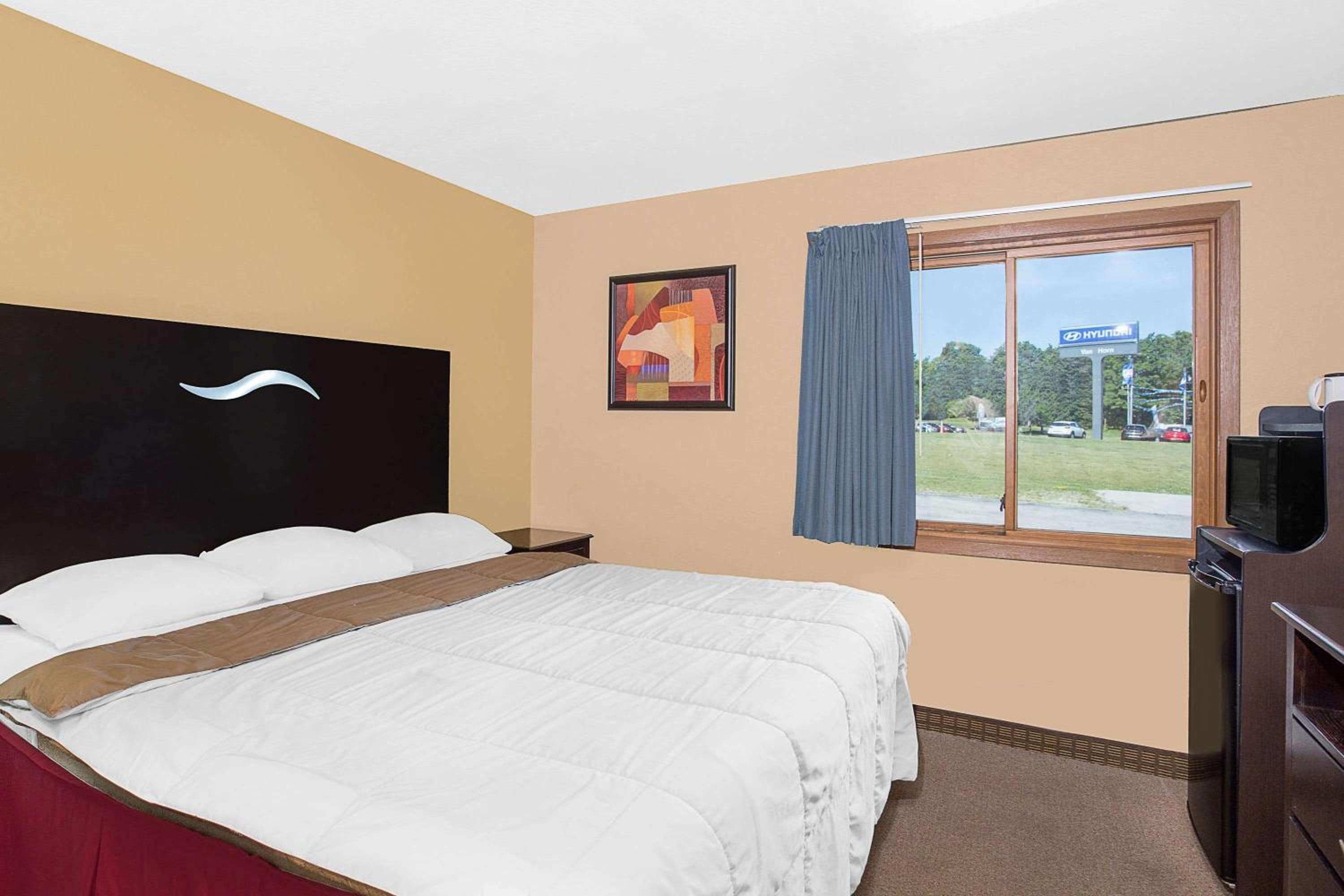 Super 8 by Wyndham Sheboygan WI view 5