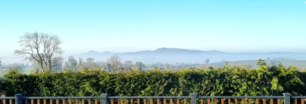 Yaseva Lodge, Stylish Country Retreat for 2, Hot Tub, Exceptional Views! view 3