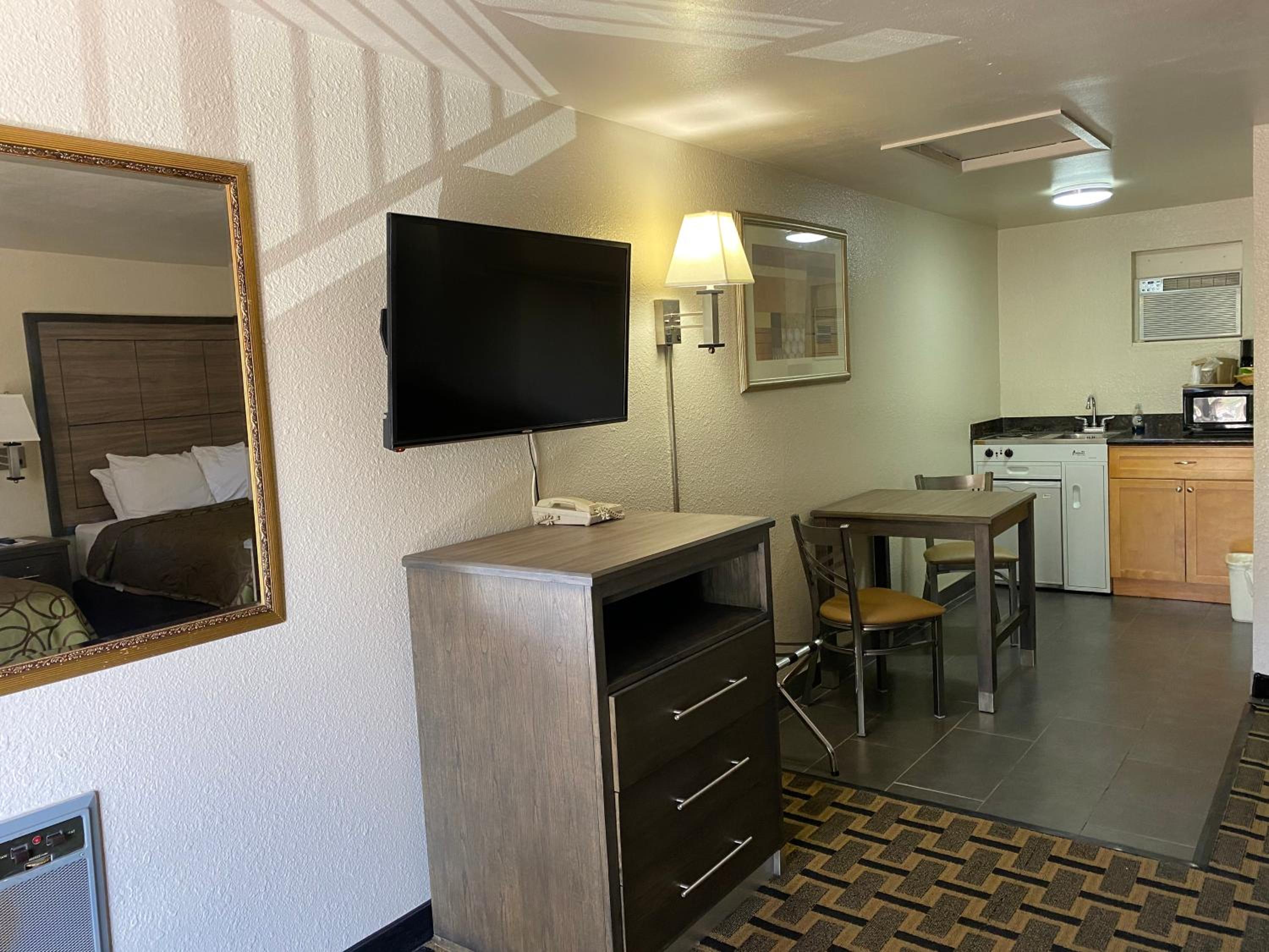 Motel In The Pines - Property Image 32