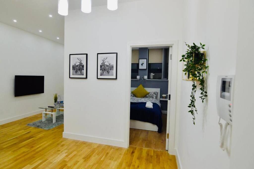 Cosy Central Self Contained Flat by CozyNest view 5