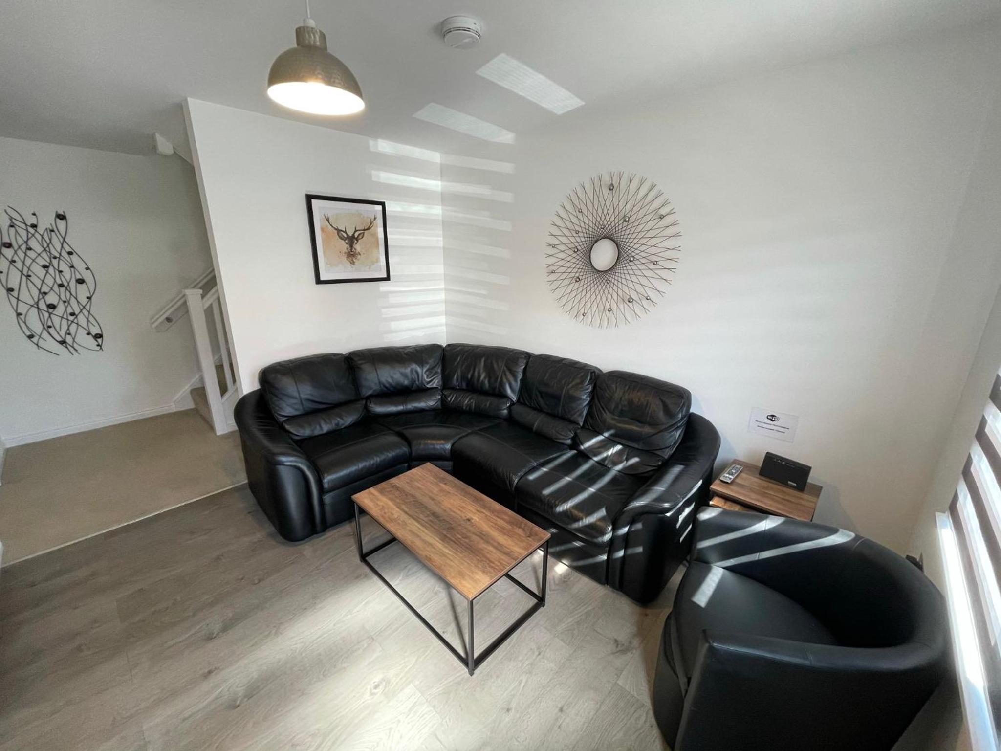 Foxglove Apartment, Relaxing 2-Bedroom 2-Storey Holiday Home Close to City Centre & Ness Islands view 3
