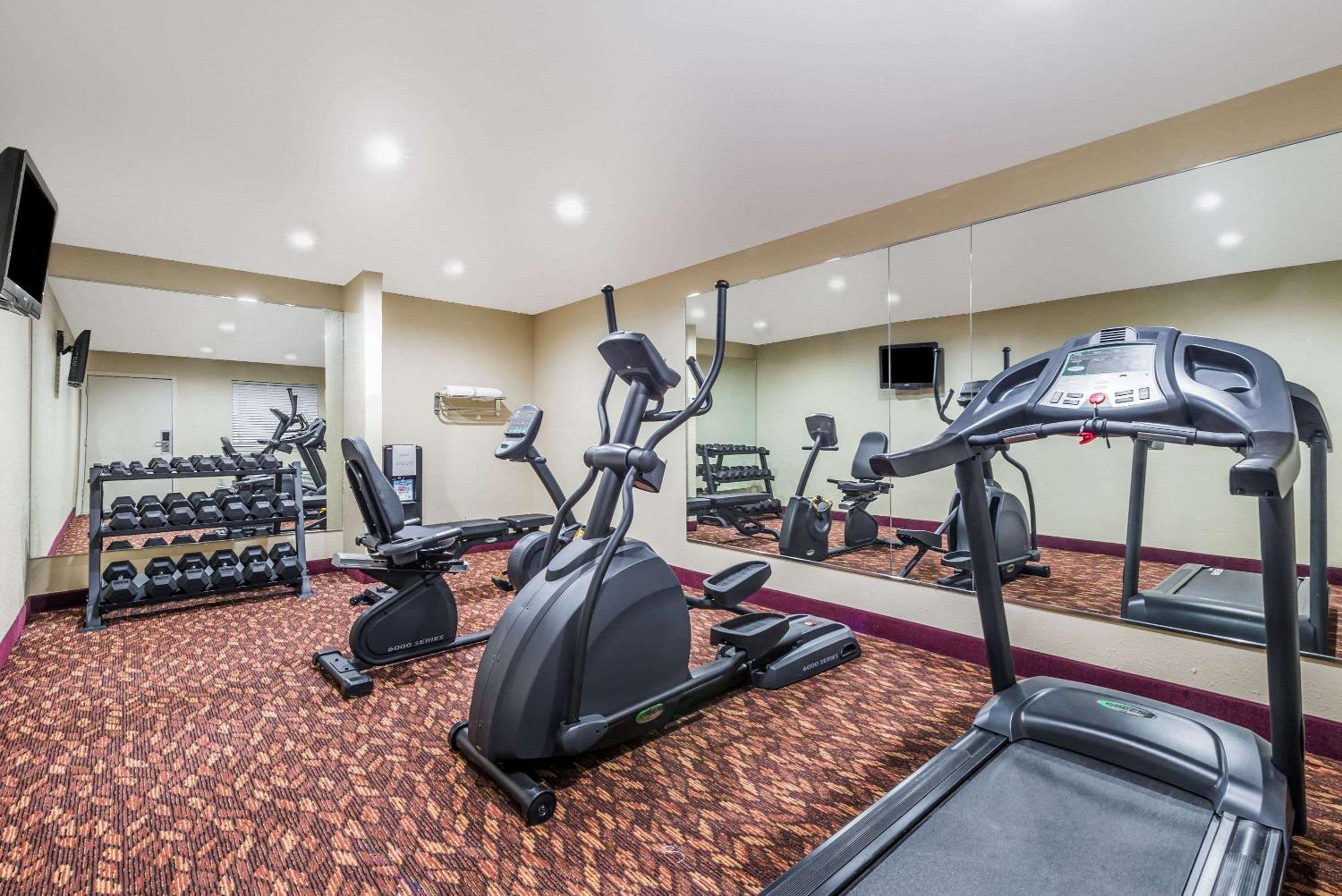 Clovis Vacations - Super 8 by Wyndham Clovis - Property Image 2