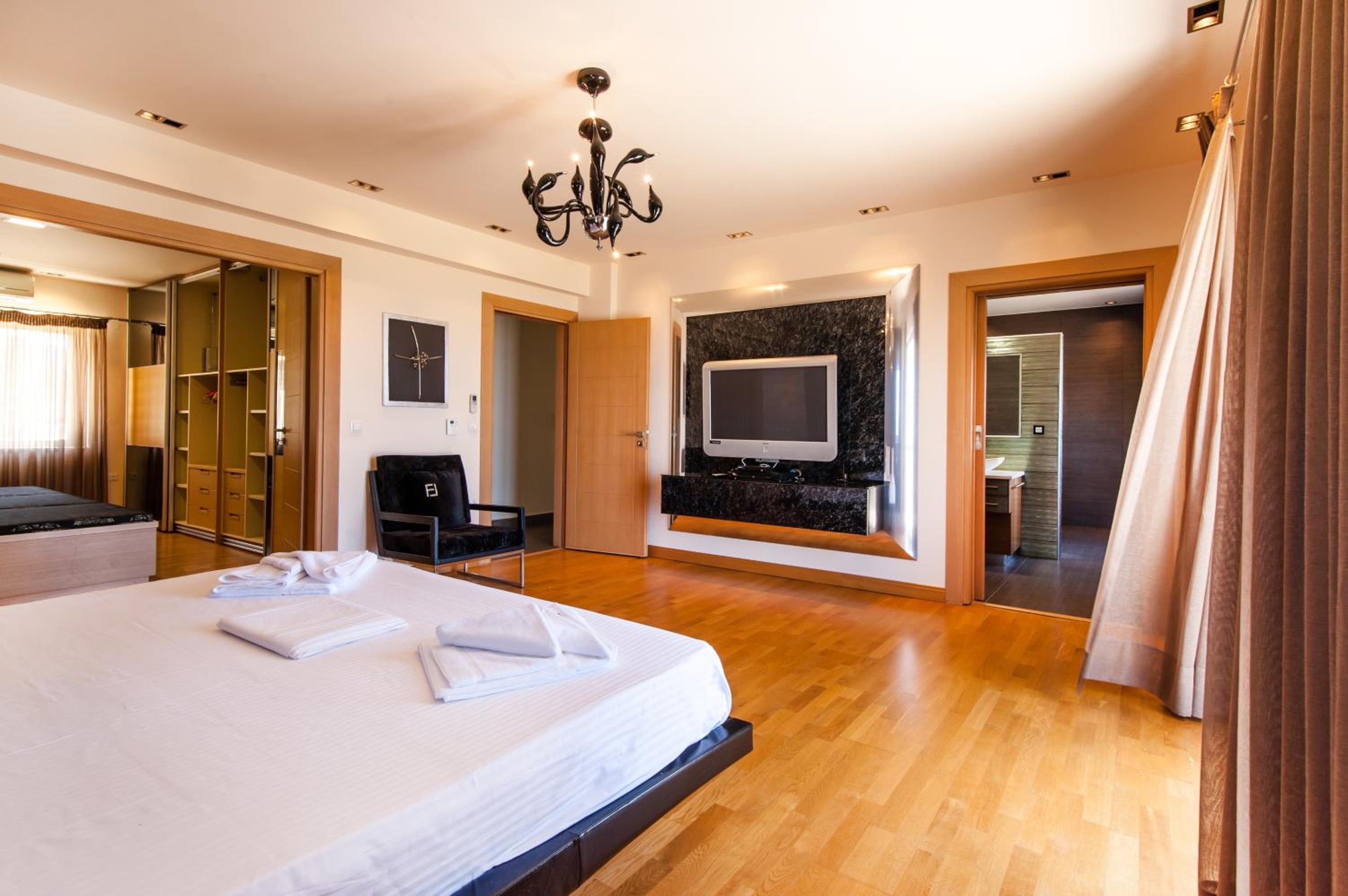 Luxury 6-Bedroom Villa With Private Pool- Villa Prigipessa