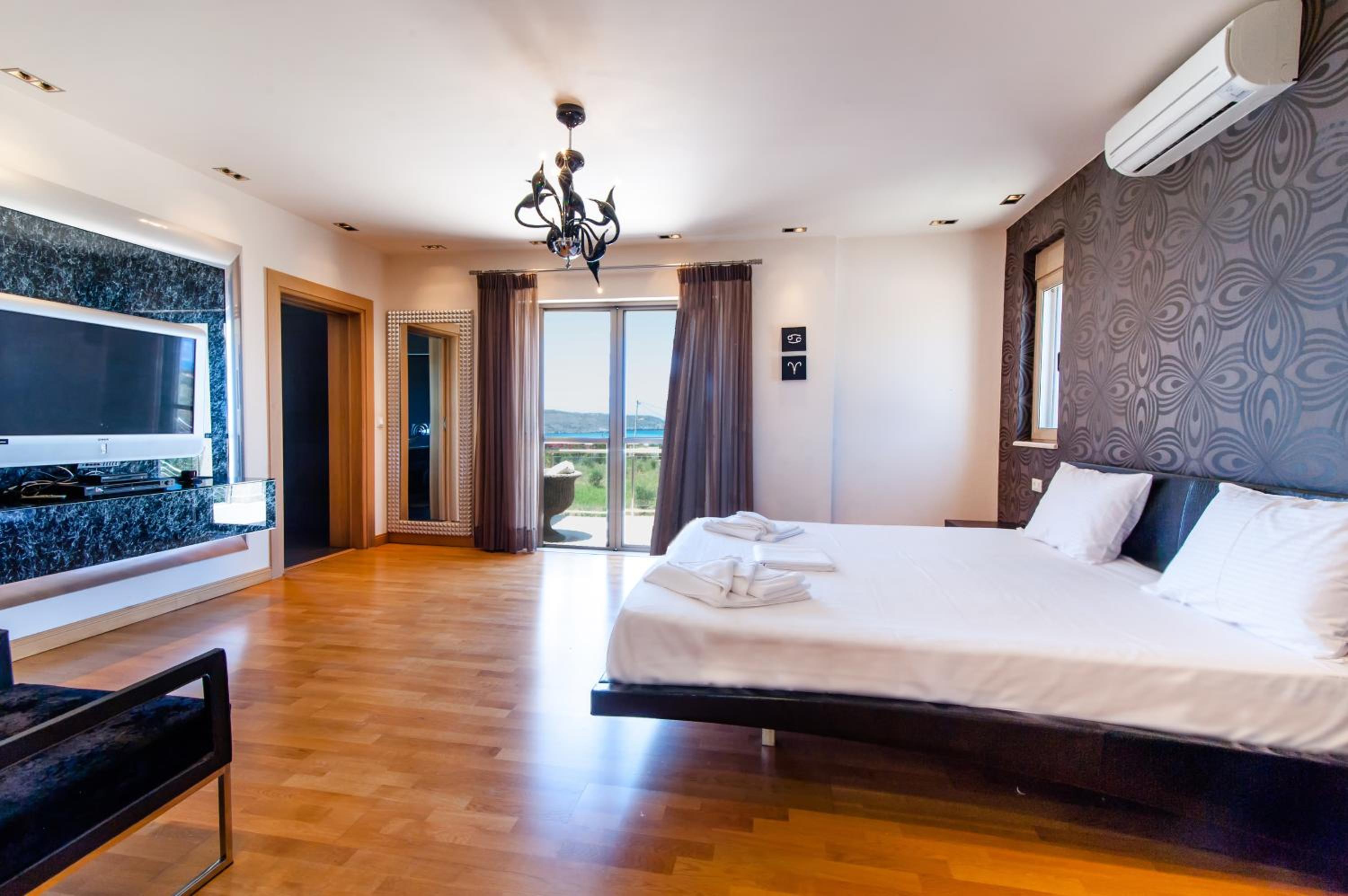 Luxury 6-Bedroom Villa With Private Pool- Villa Prigipessa