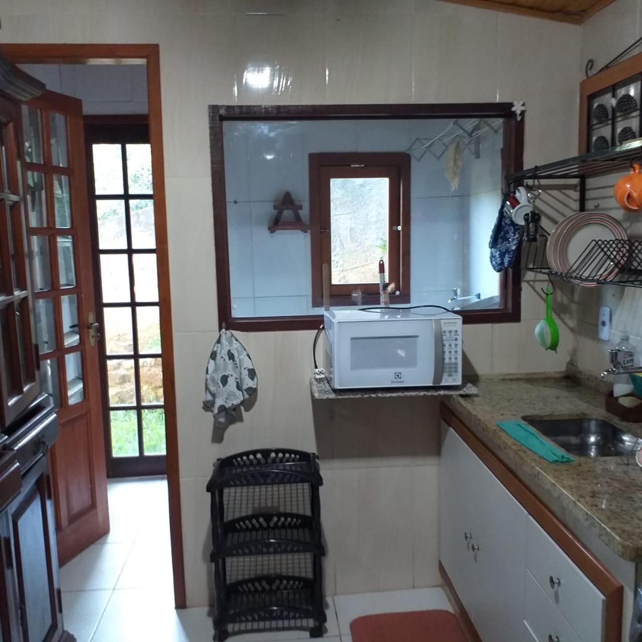 Lumiar linda vista das montanhas, com lareira, churrasqueira, wifi, Tv a cabo, casa ampla, arejada jardim pertinho do centro de Lumiar e de cachoeiras