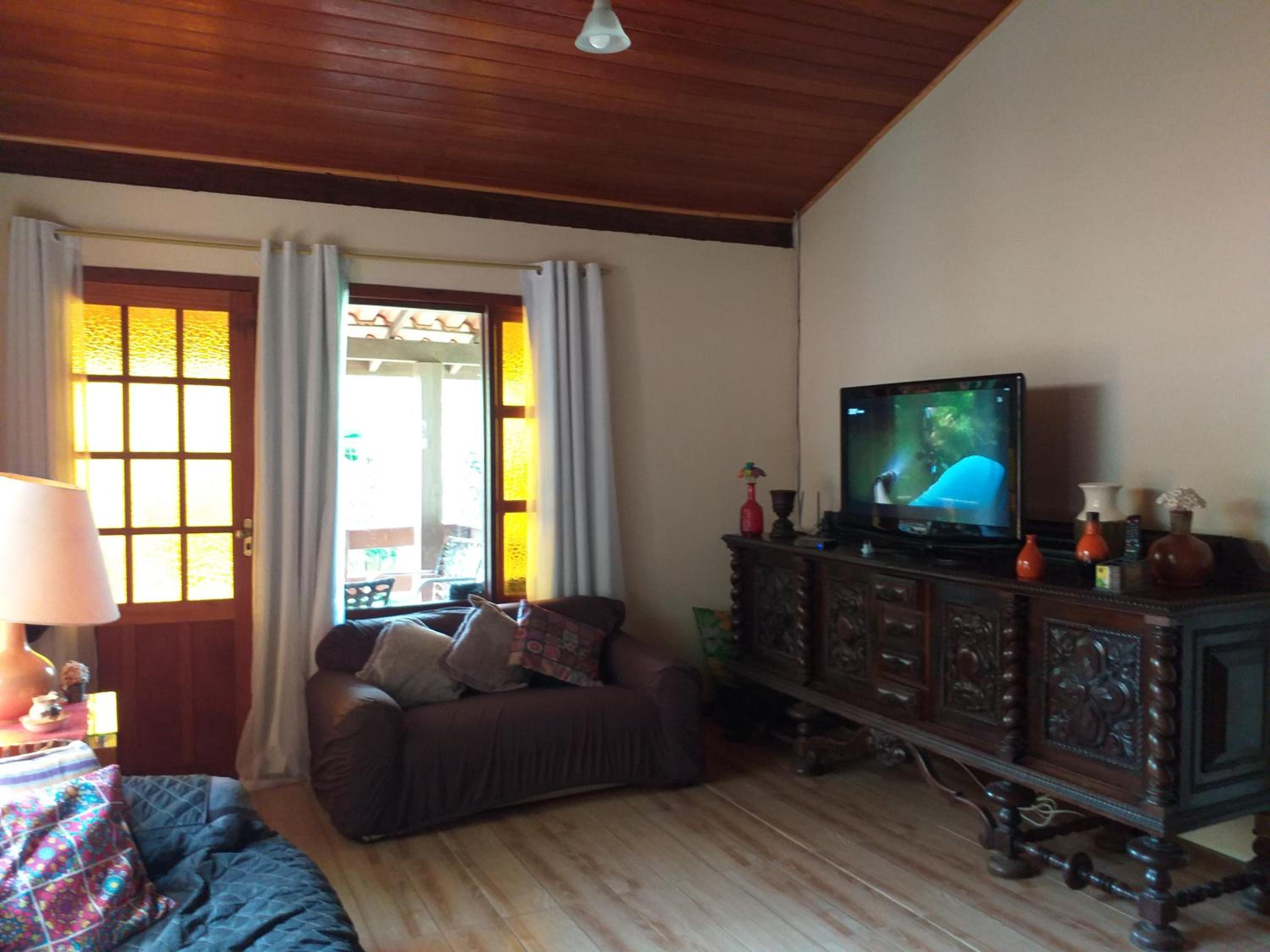 Lumiar linda vista das montanhas, com lareira, churrasqueira, wifi, Tv a cabo, casa ampla, arejada jardim pertinho do centro de Lumiar e de cachoeiras
