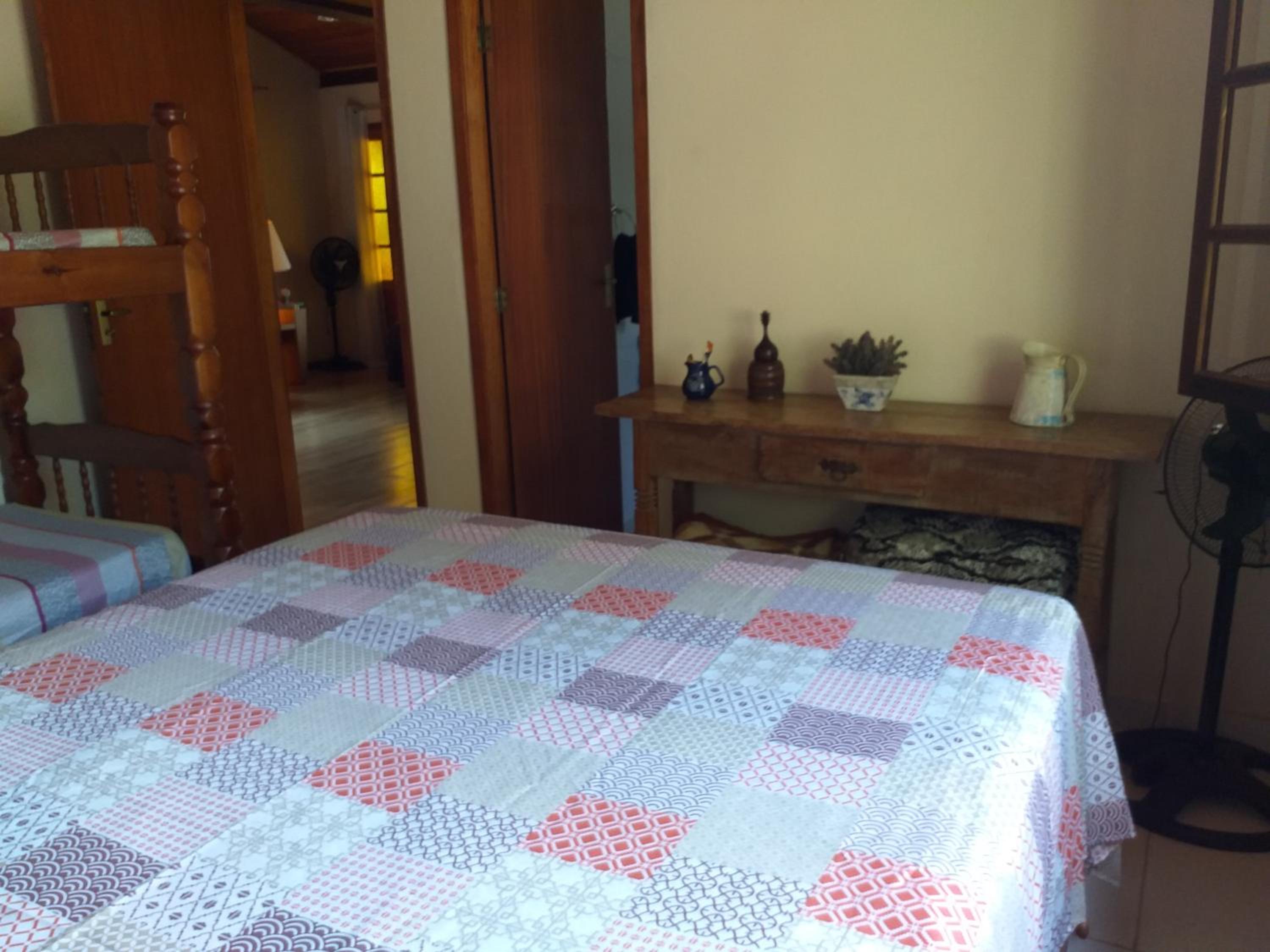 Lumiar linda vista das montanhas, com lareira, churrasqueira, wifi, Tv a cabo, casa ampla, arejada jardim pertinho do centro de Lumiar e de cachoeiras