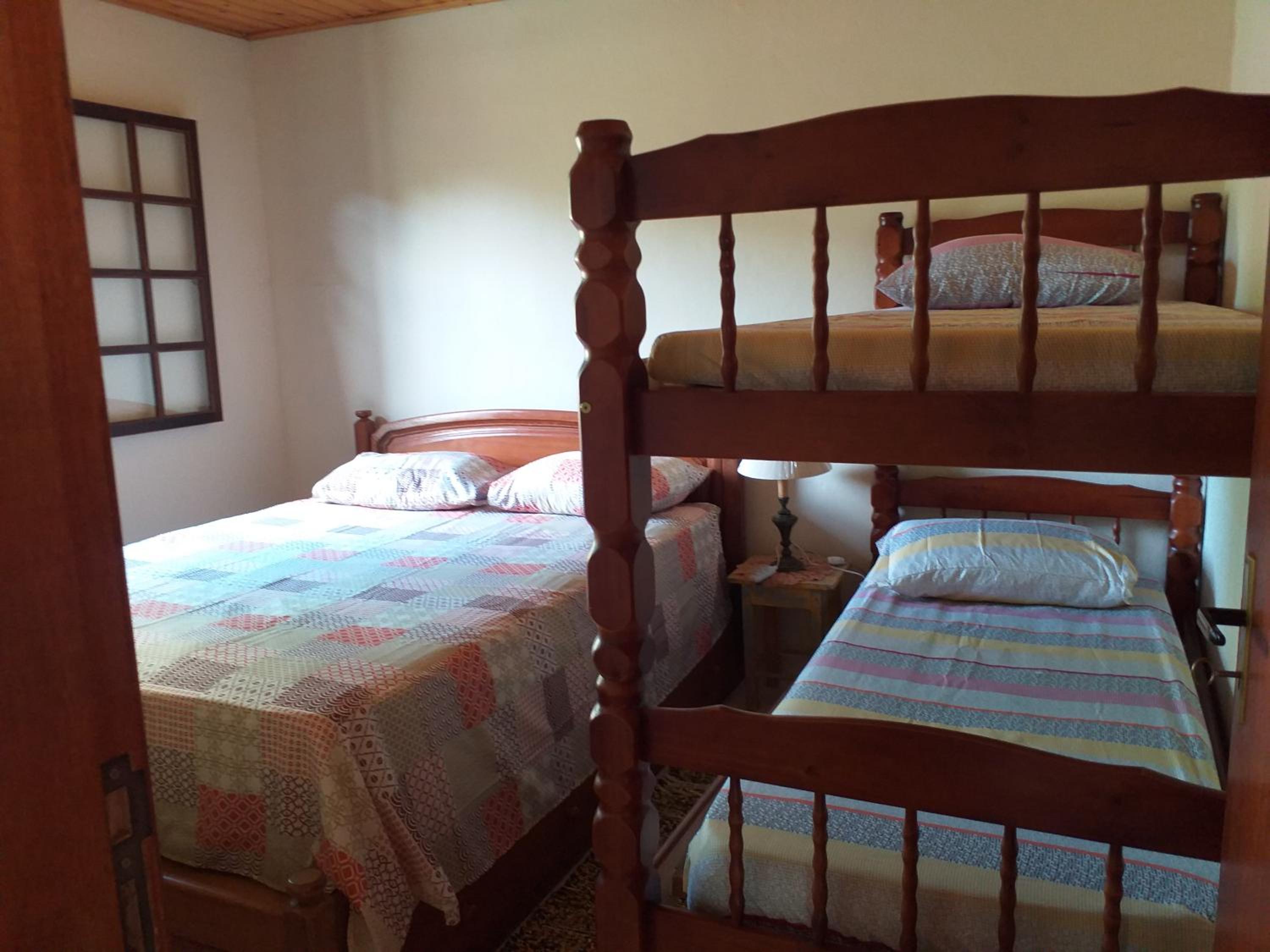 Lumiar linda vista das montanhas, com lareira, churrasqueira, wifi, Tv a cabo, casa ampla, arejada jardim pertinho do centro de Lumiar e de cachoeiras