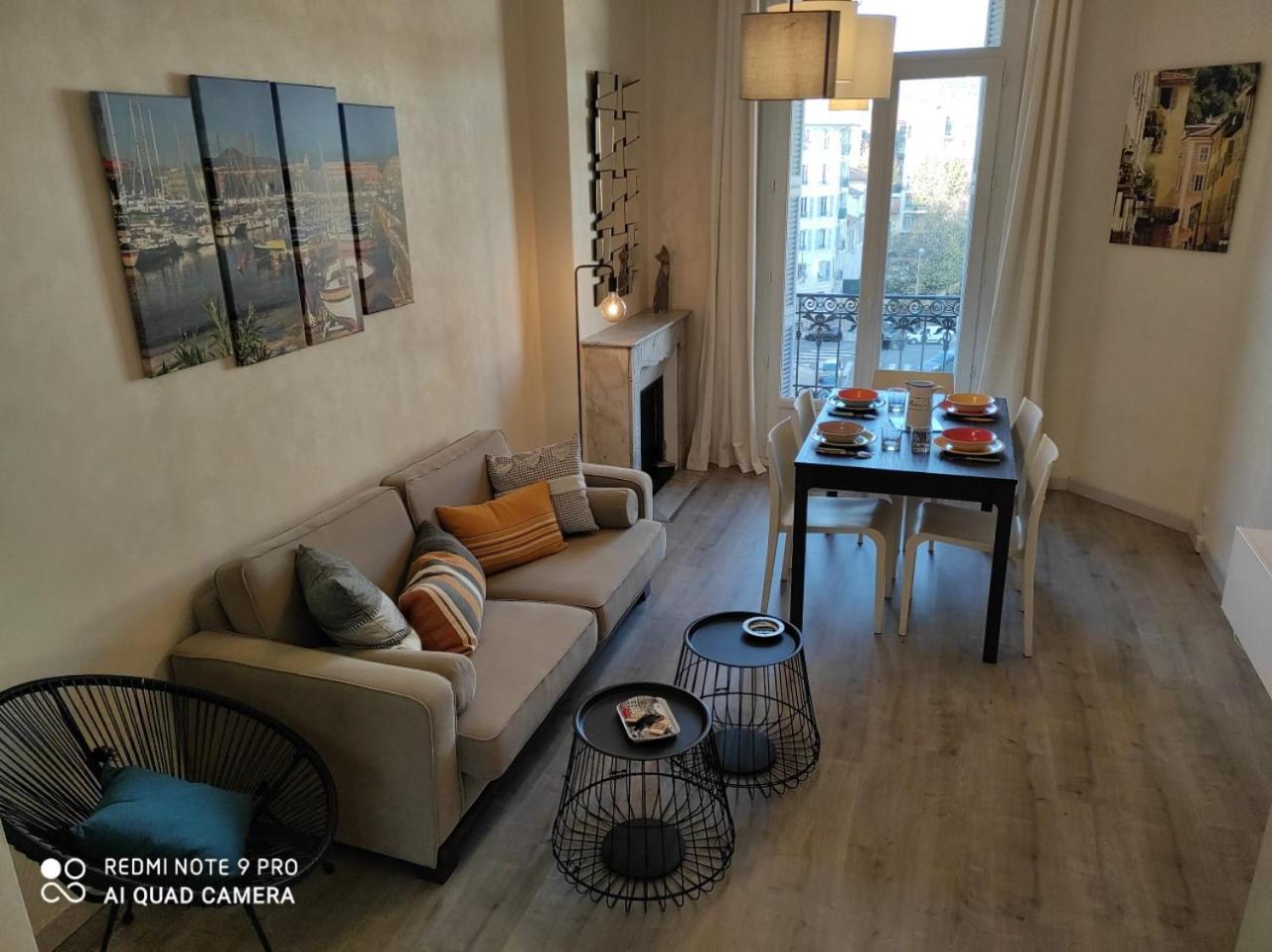 Pretty and quiet top floor 2 bedroom flat in the port area of Nice photo 2