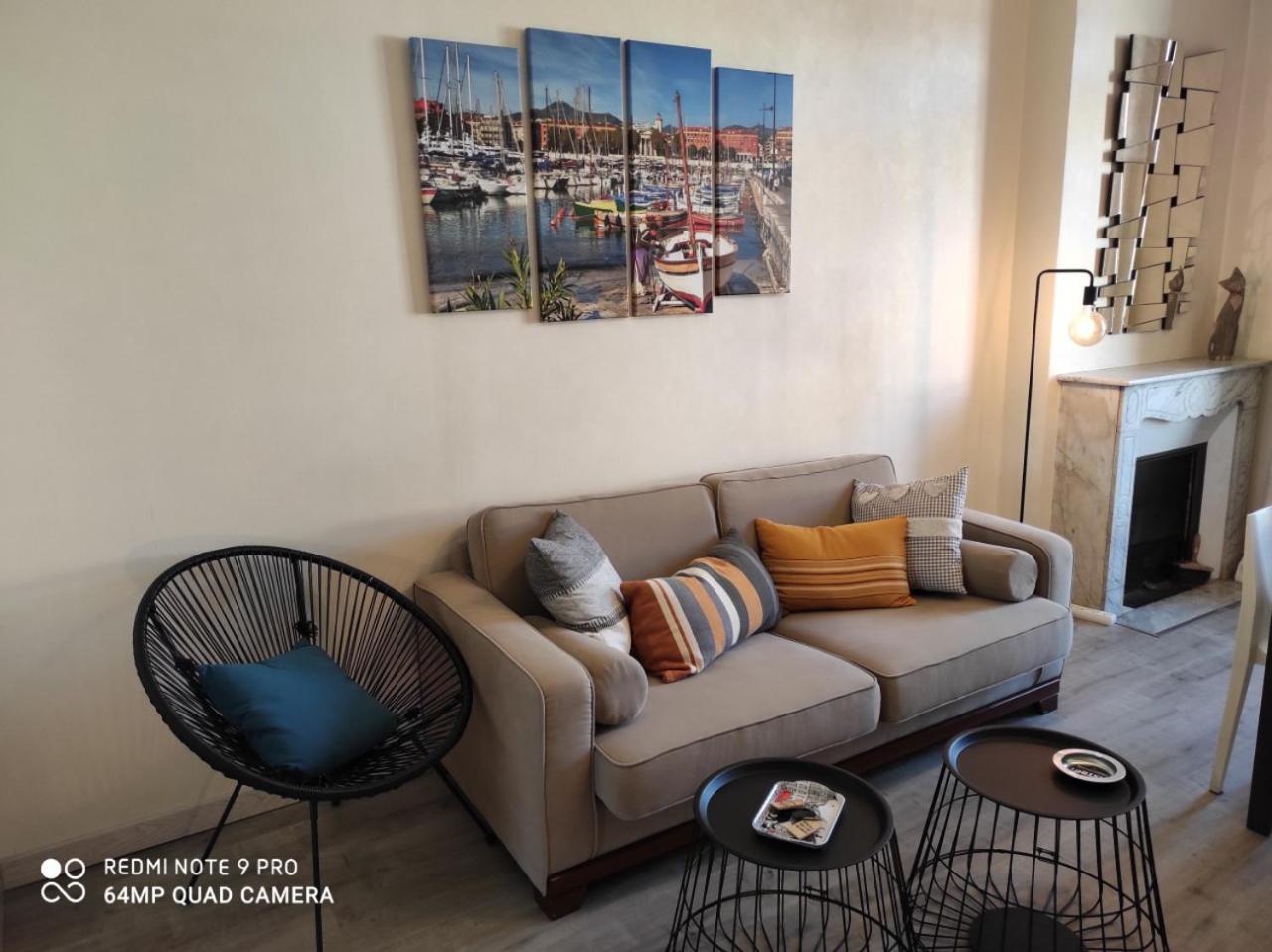 Pretty and quiet top floor 2 bedroom flat in the port area of Nice photo 3
