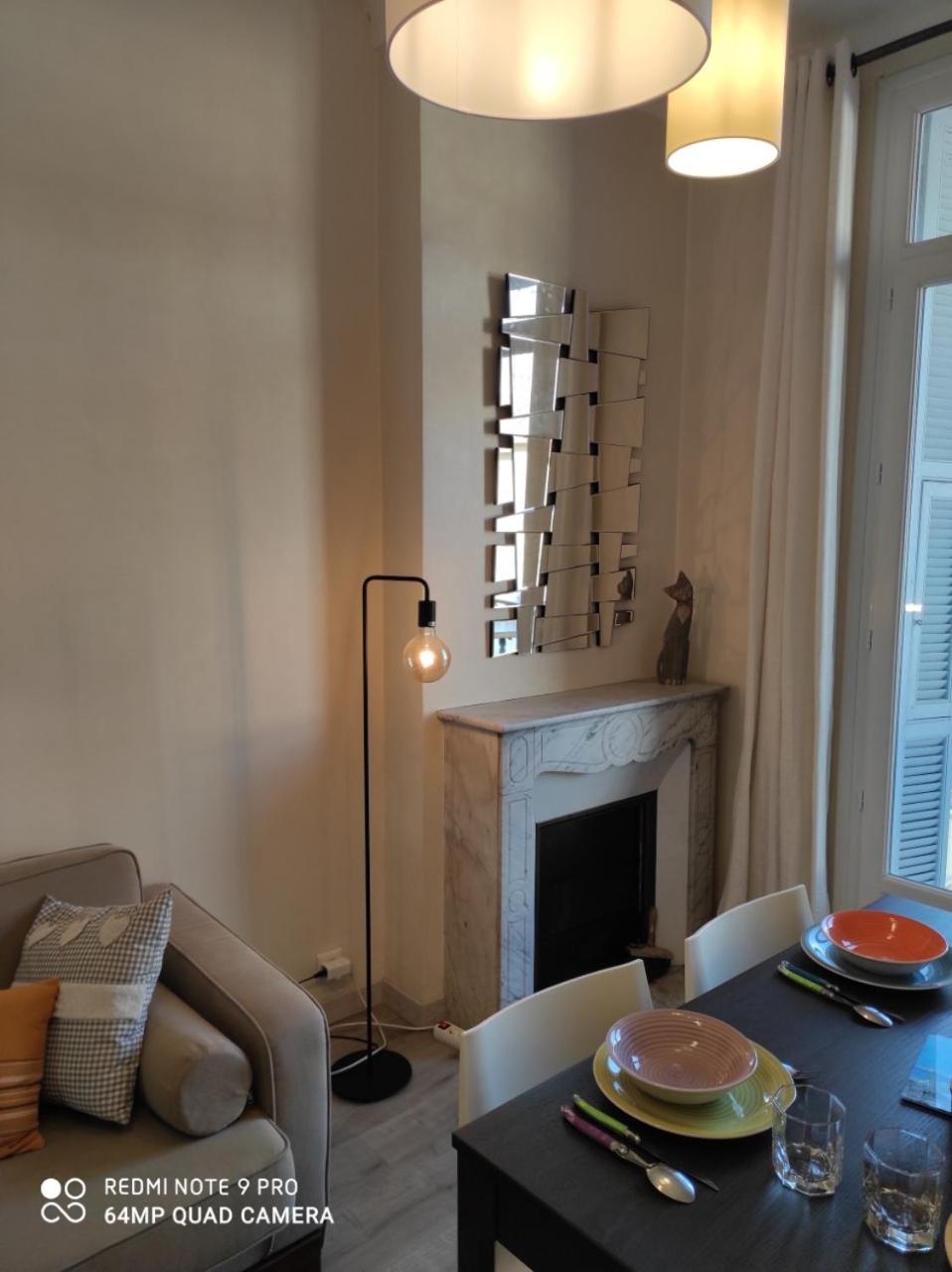 Pretty and quiet top floor 2 bedroom flat in the port area of Nice photo 5