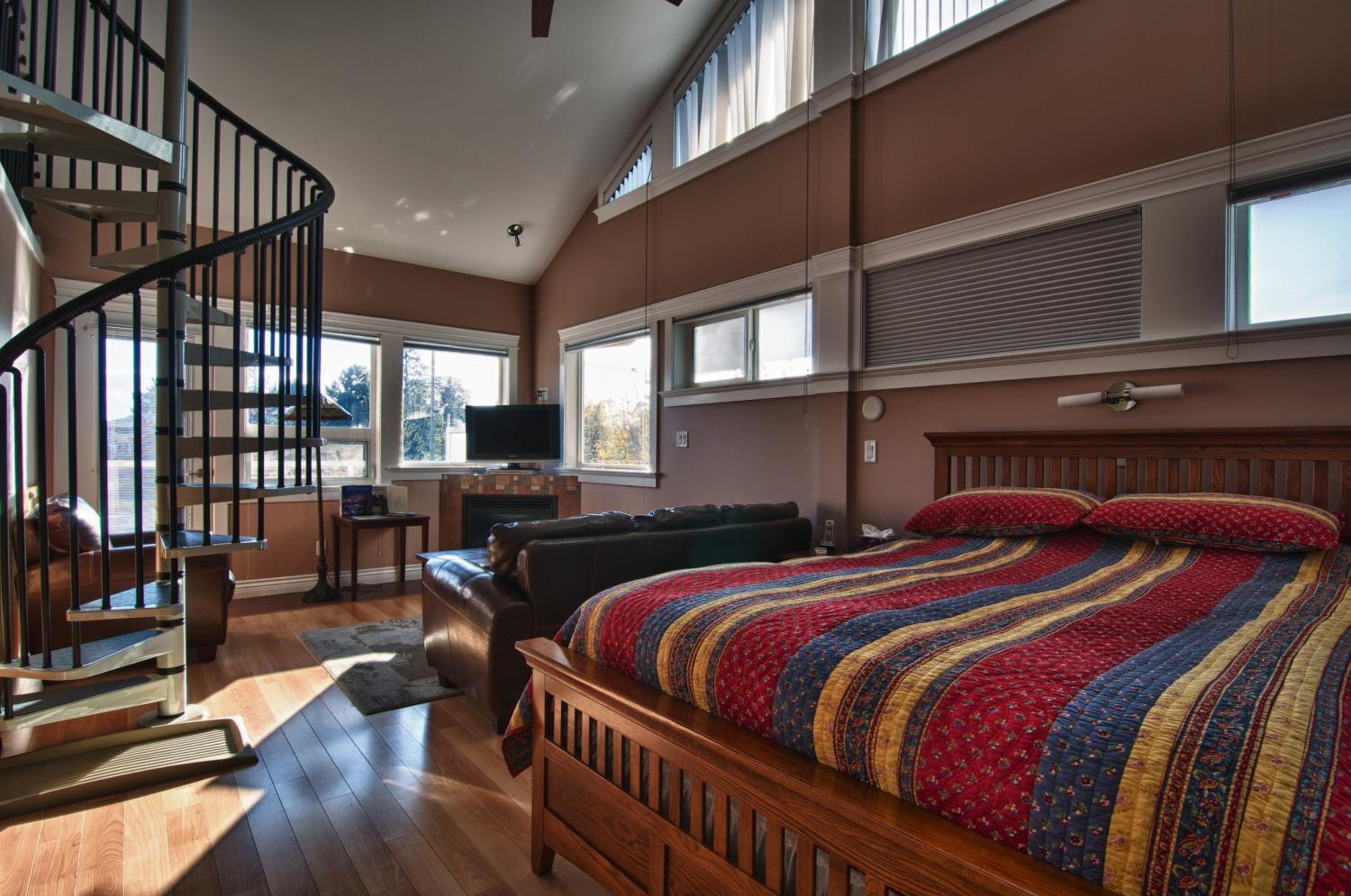 Birds of a Feather Victoria Oceanfront Studio Suites