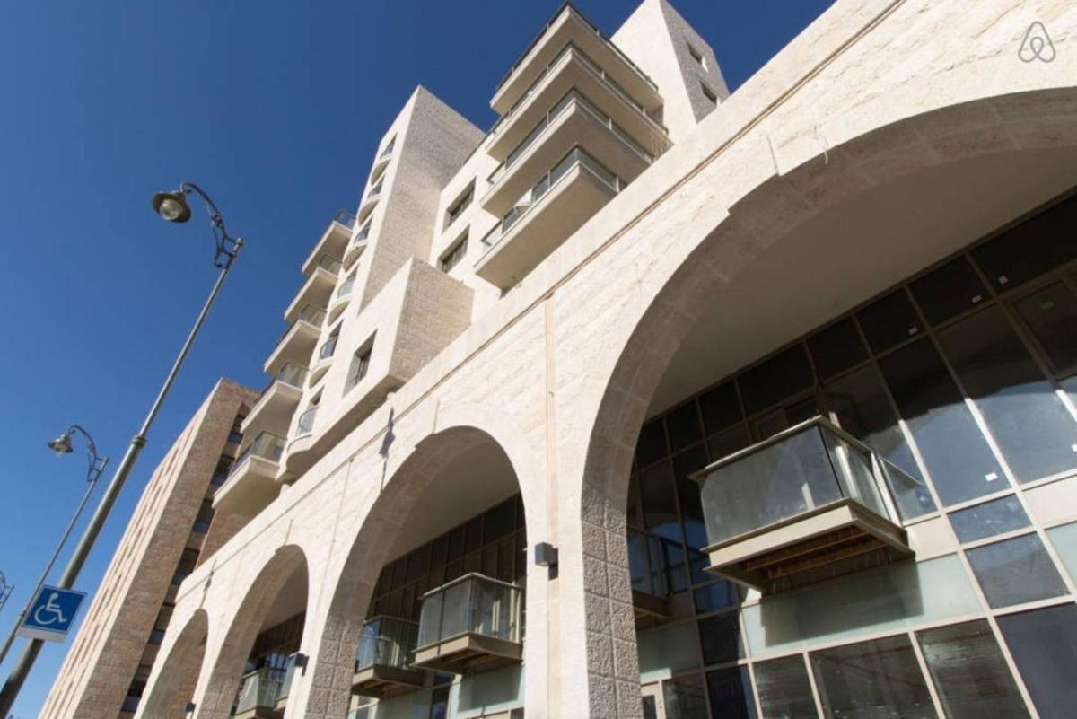 Beautiful 2bdm apt with gorgeous view view 3