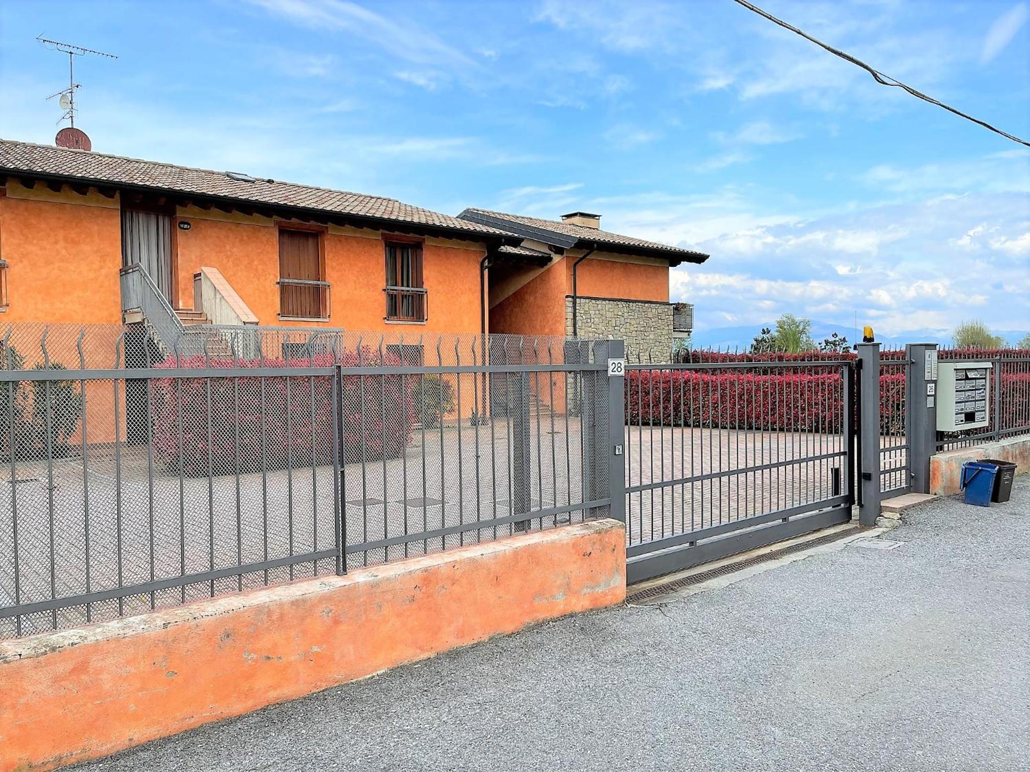 DesenzanoLoft Eridania Apartment with private garden and pool view 2