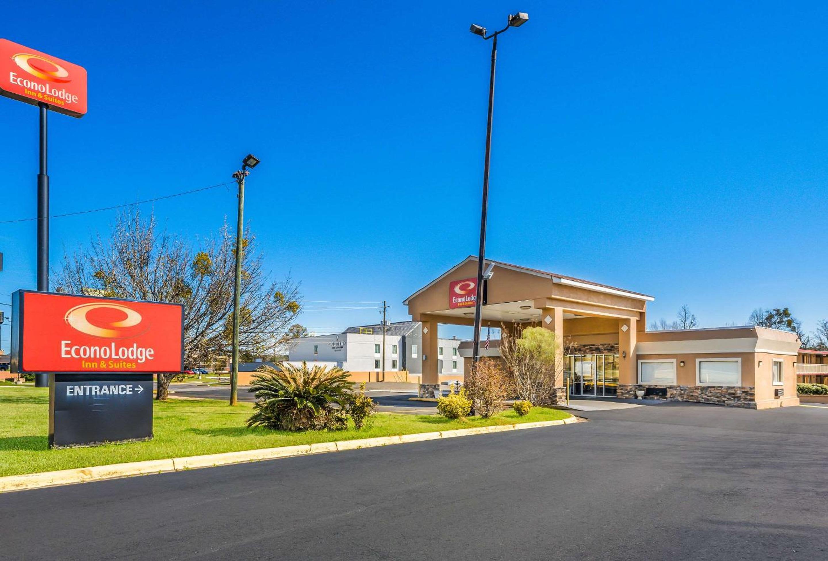 Macon Vacations - Econo Lodge Inn Suites - Property Image 1