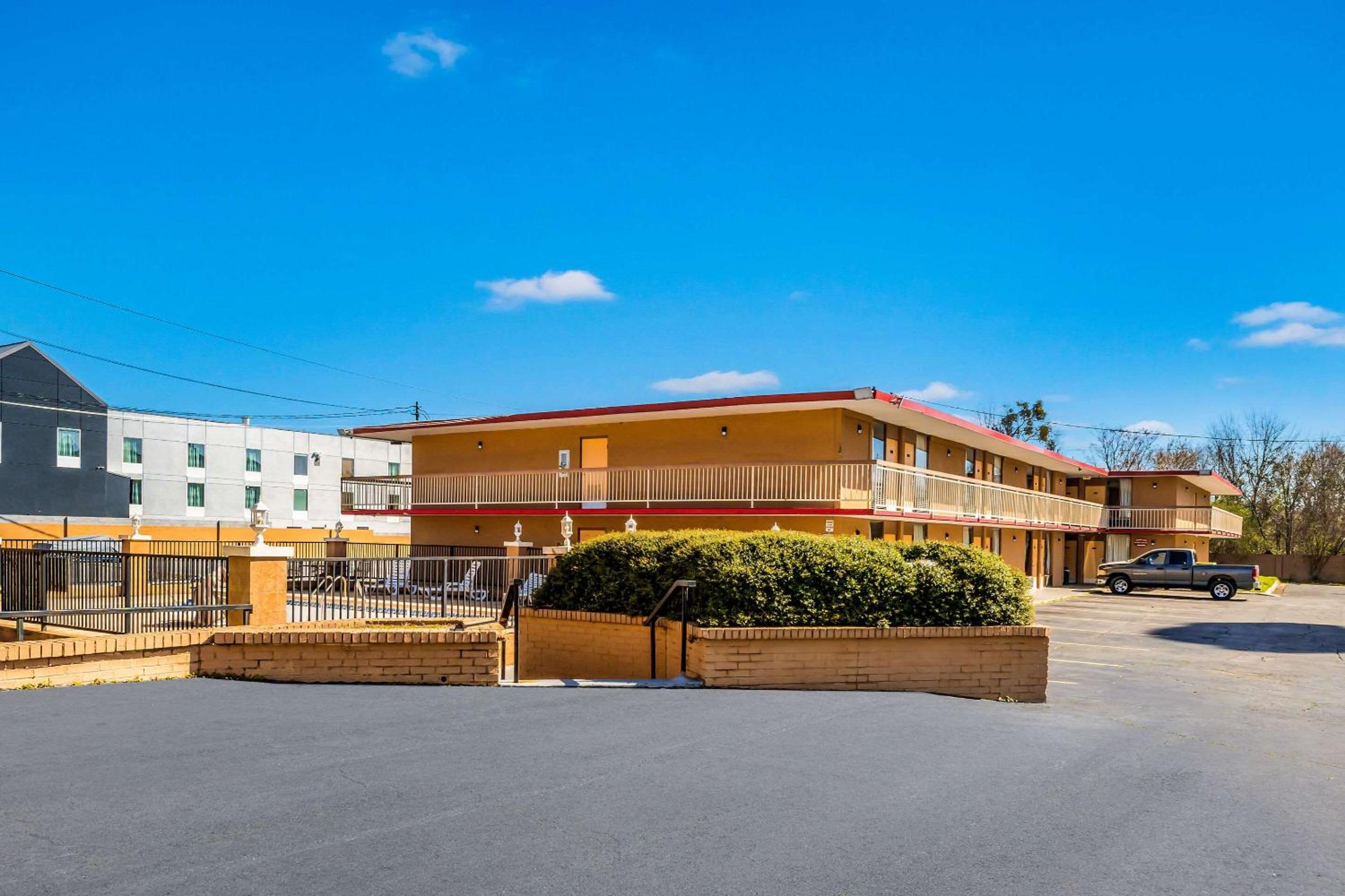 Forsyth Vacations - Econo Lodge Inn  Suites - Property Image 1