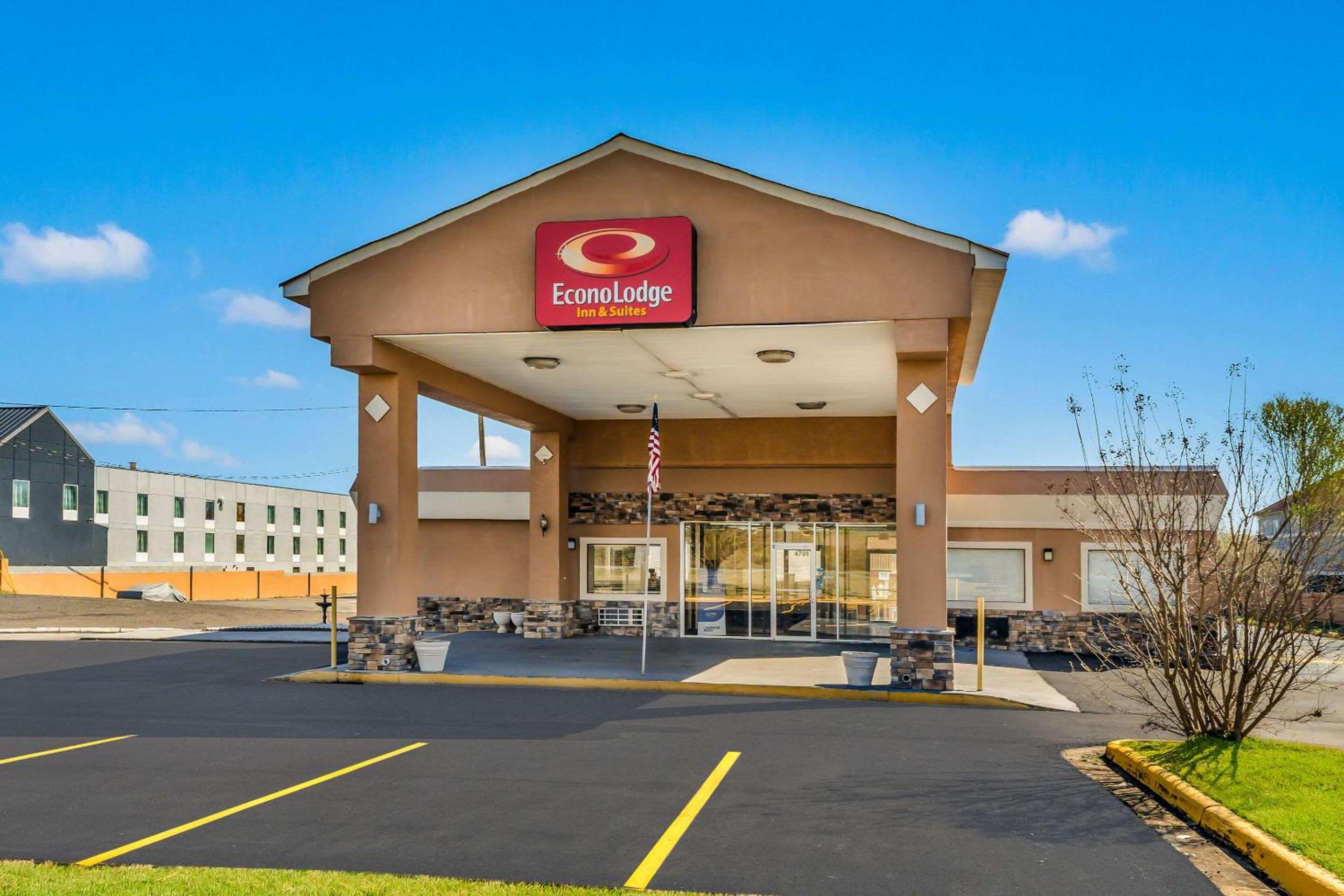 Macon Vacations - Econo Lodge Inn Suites - Property Image 25