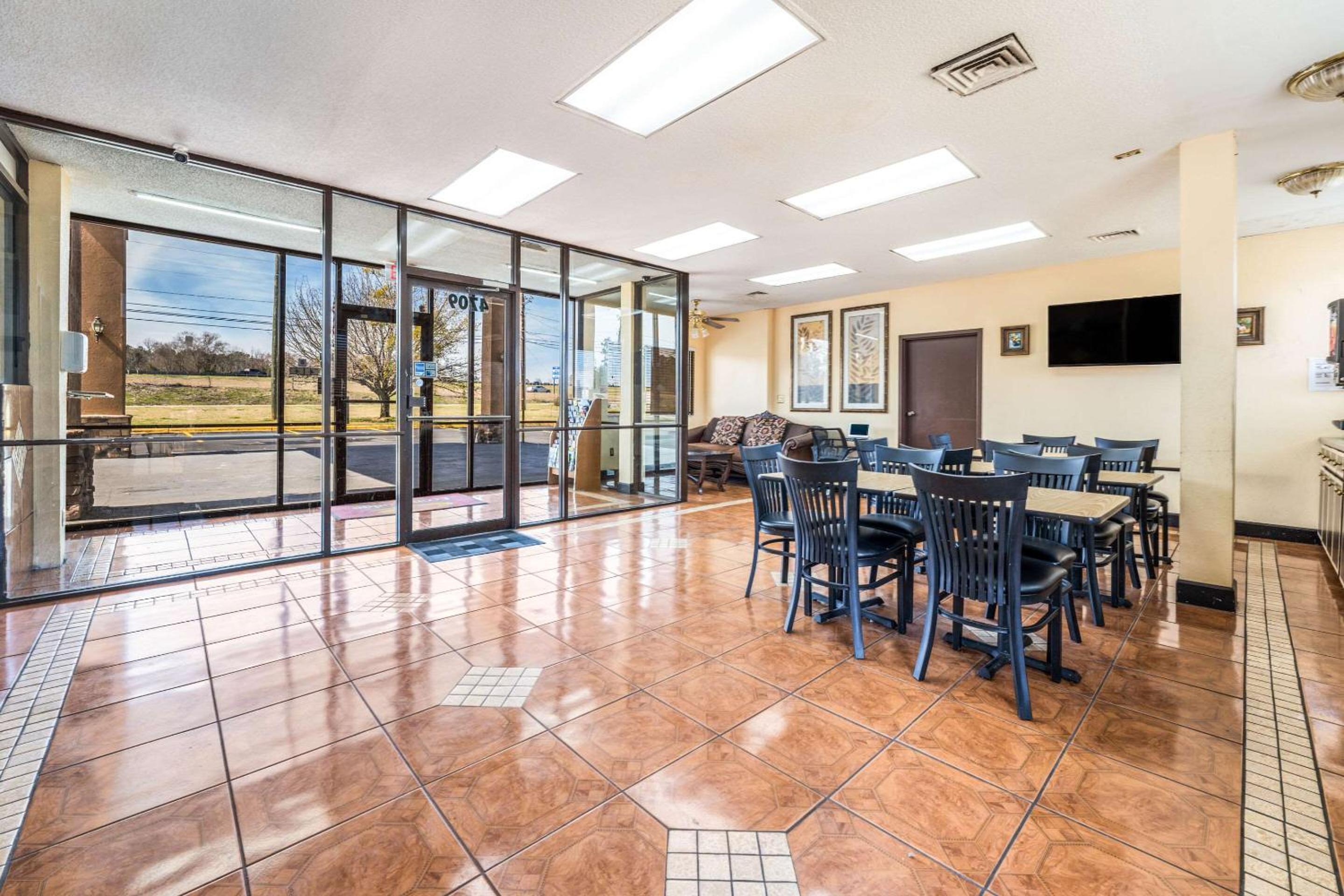 Macon Vacations - Econo Lodge Inn Suites - Property Image 23
