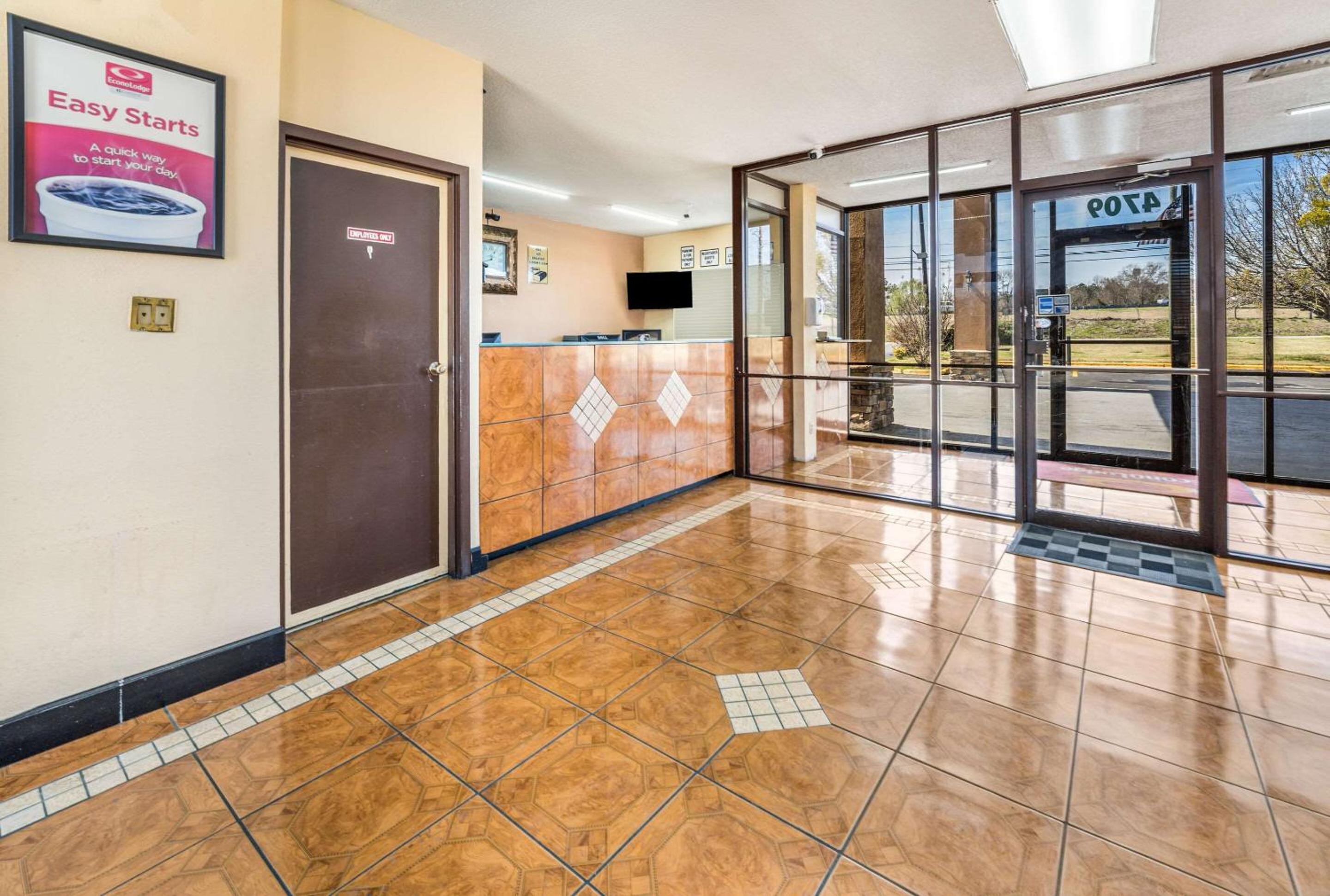 Macon Vacations - Econo Lodge Inn Suites - Property Image 22