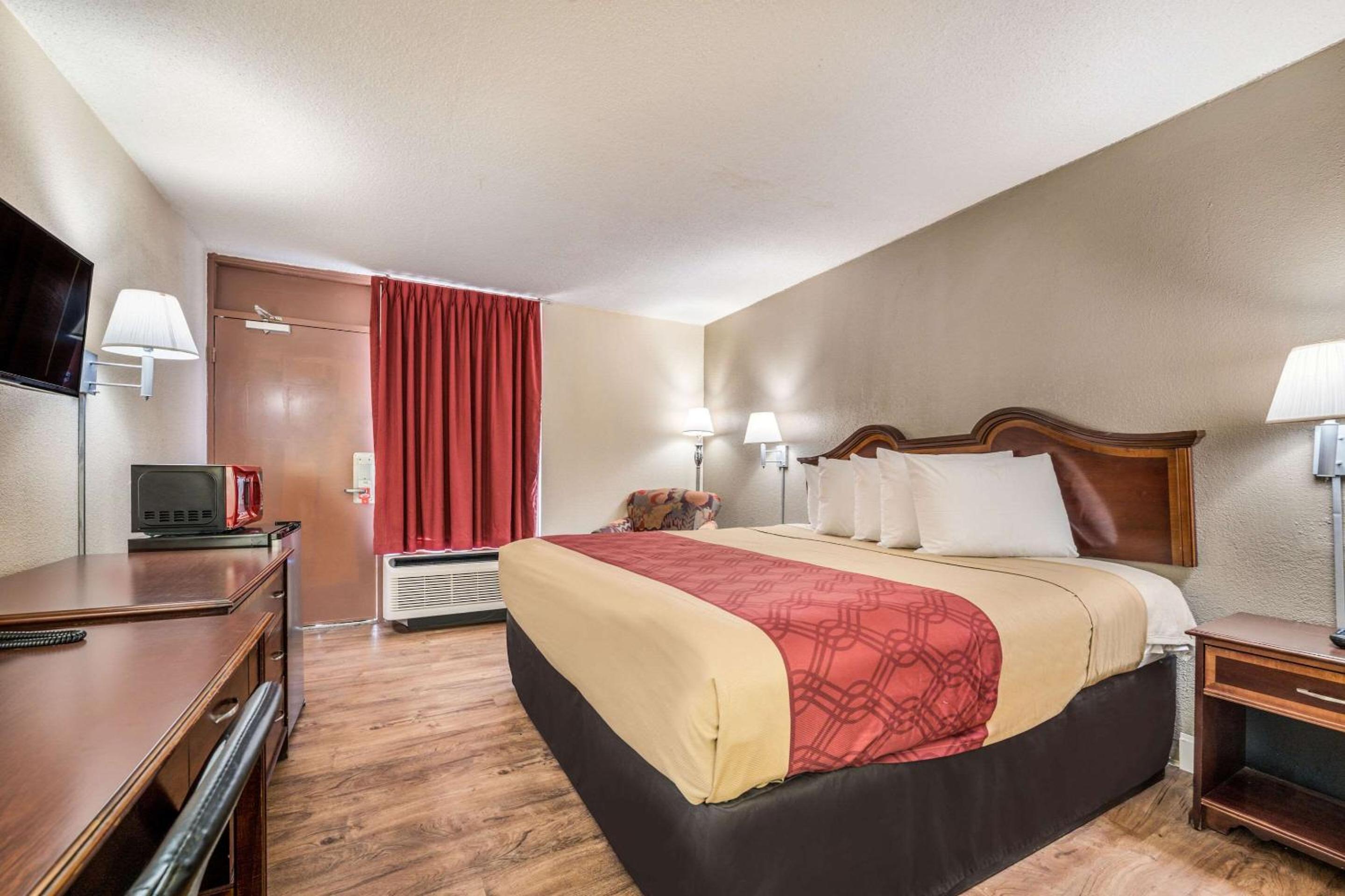 Macon Vacations - Econo Lodge Inn Suites - Property Image 18