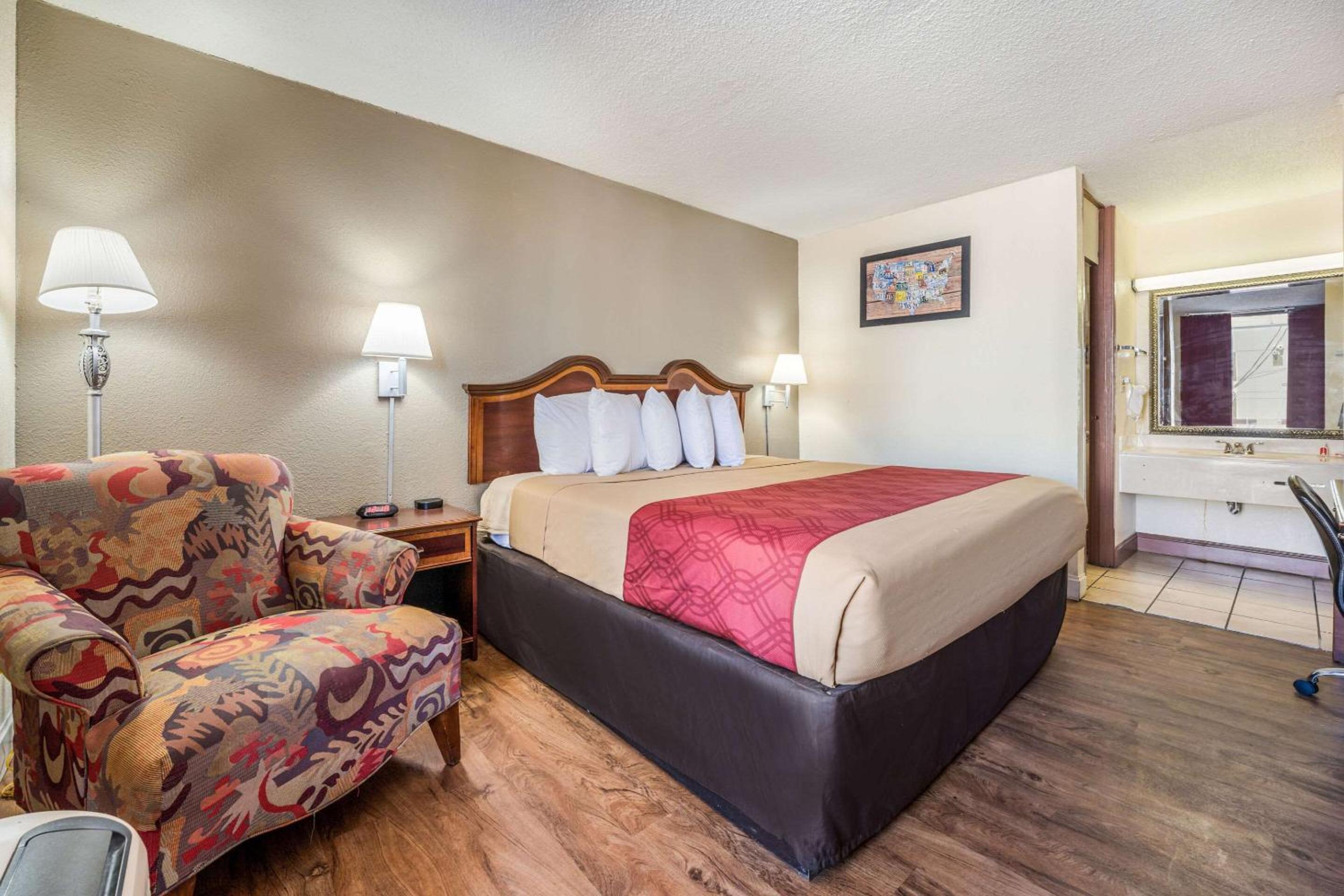 Macon Vacations - Econo Lodge Inn Suites - Property Image 19