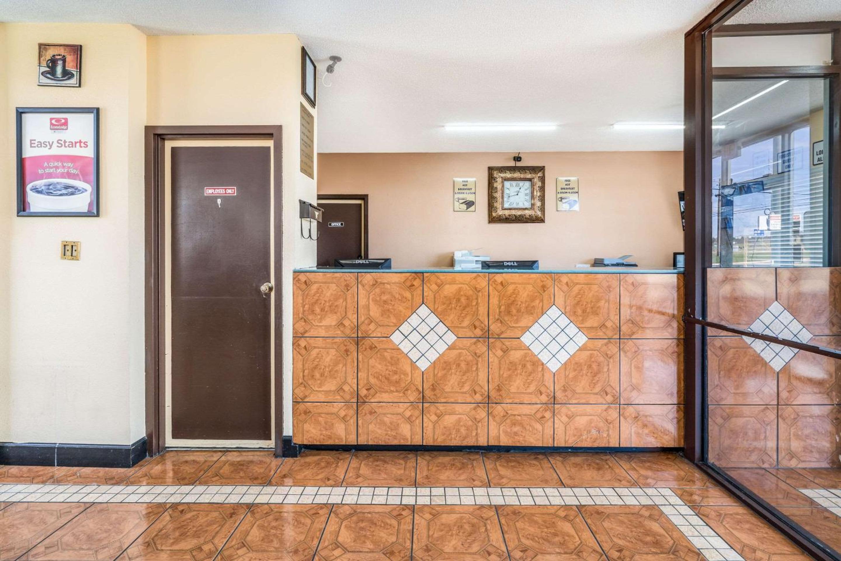 Macon Vacations - Econo Lodge Inn Suites - Property Image 21