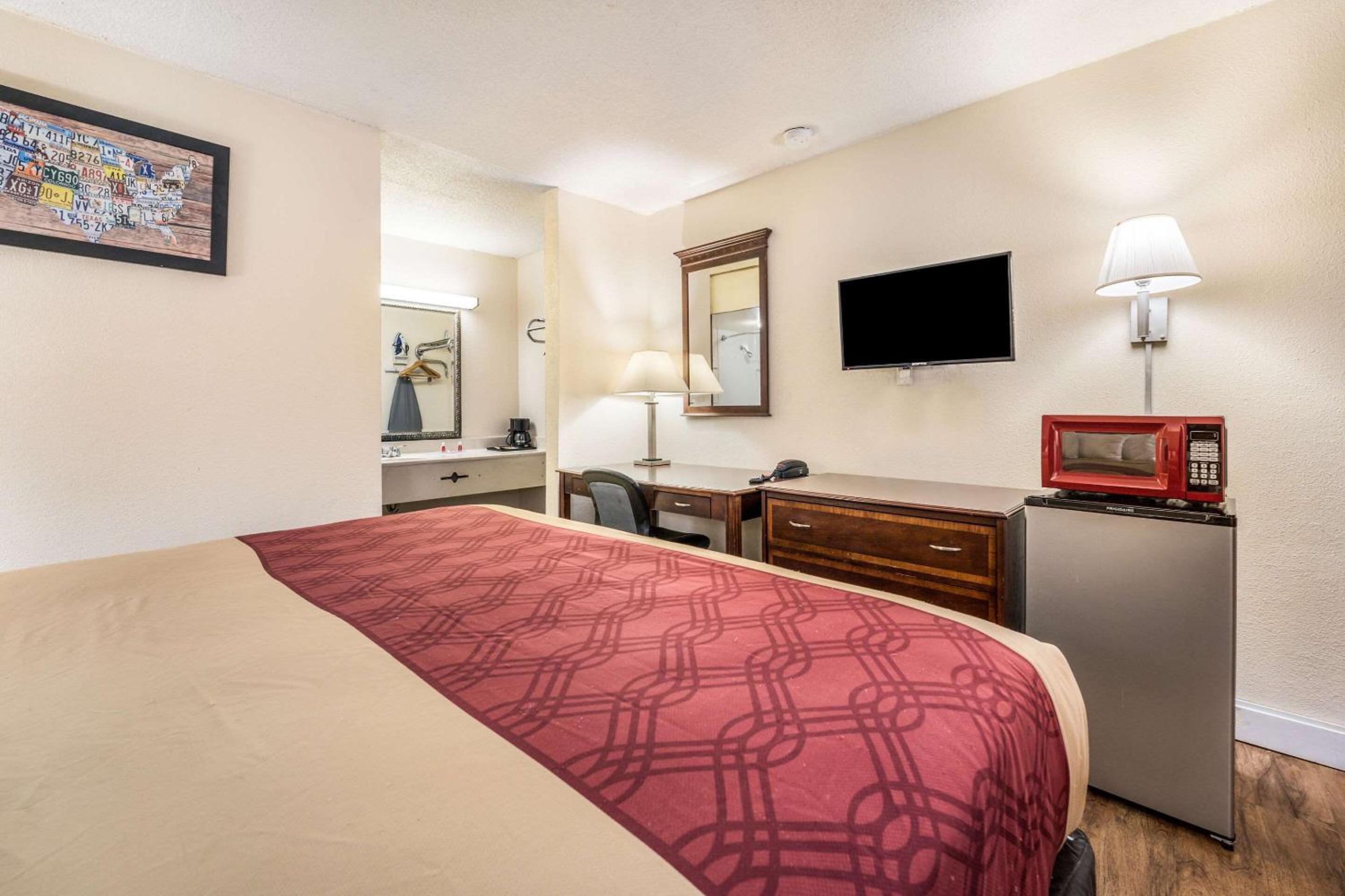 Macon Vacations - Econo Lodge Inn Suites - Property Image 13