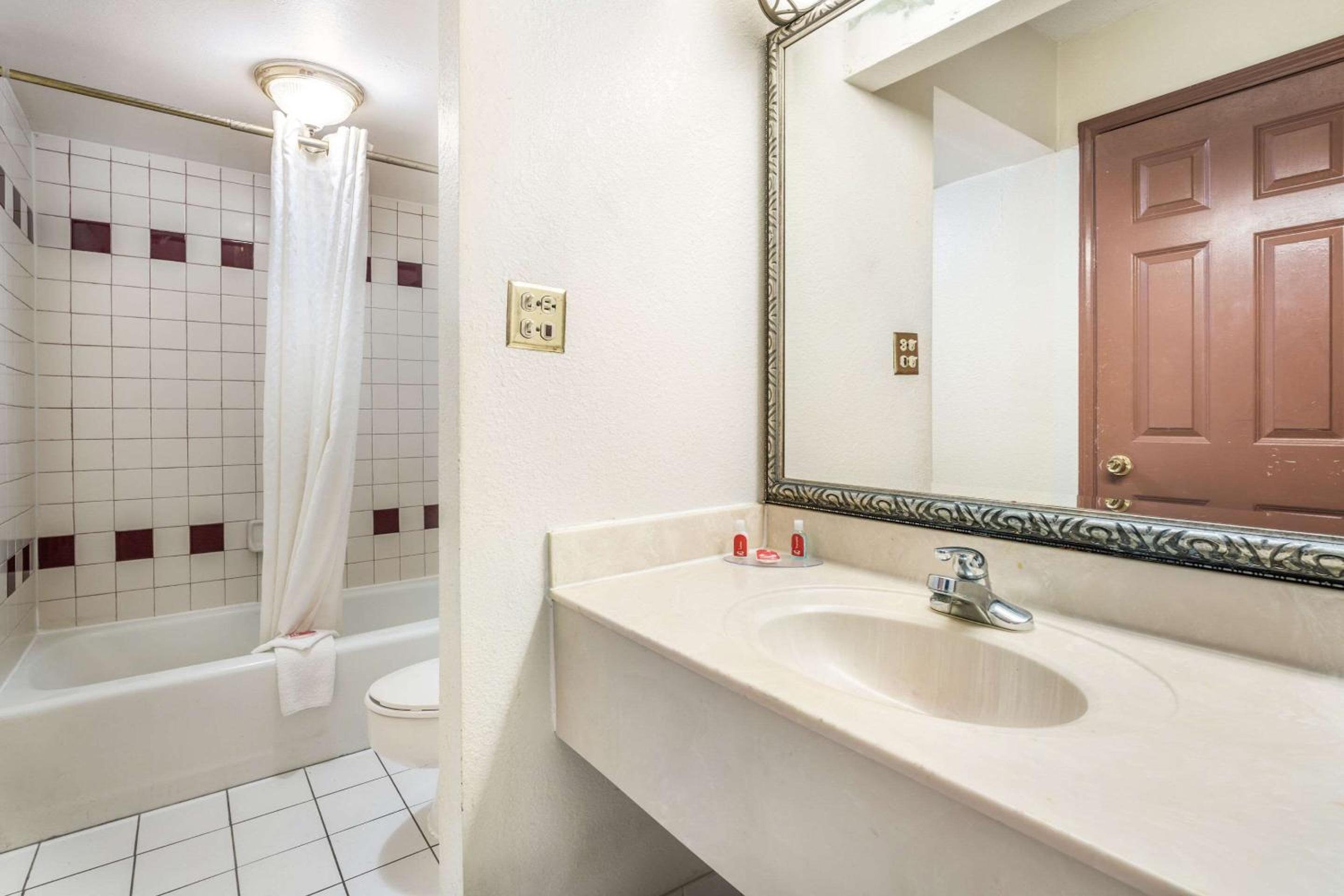 Macon Vacations - Econo Lodge Inn Suites - Property Image 12