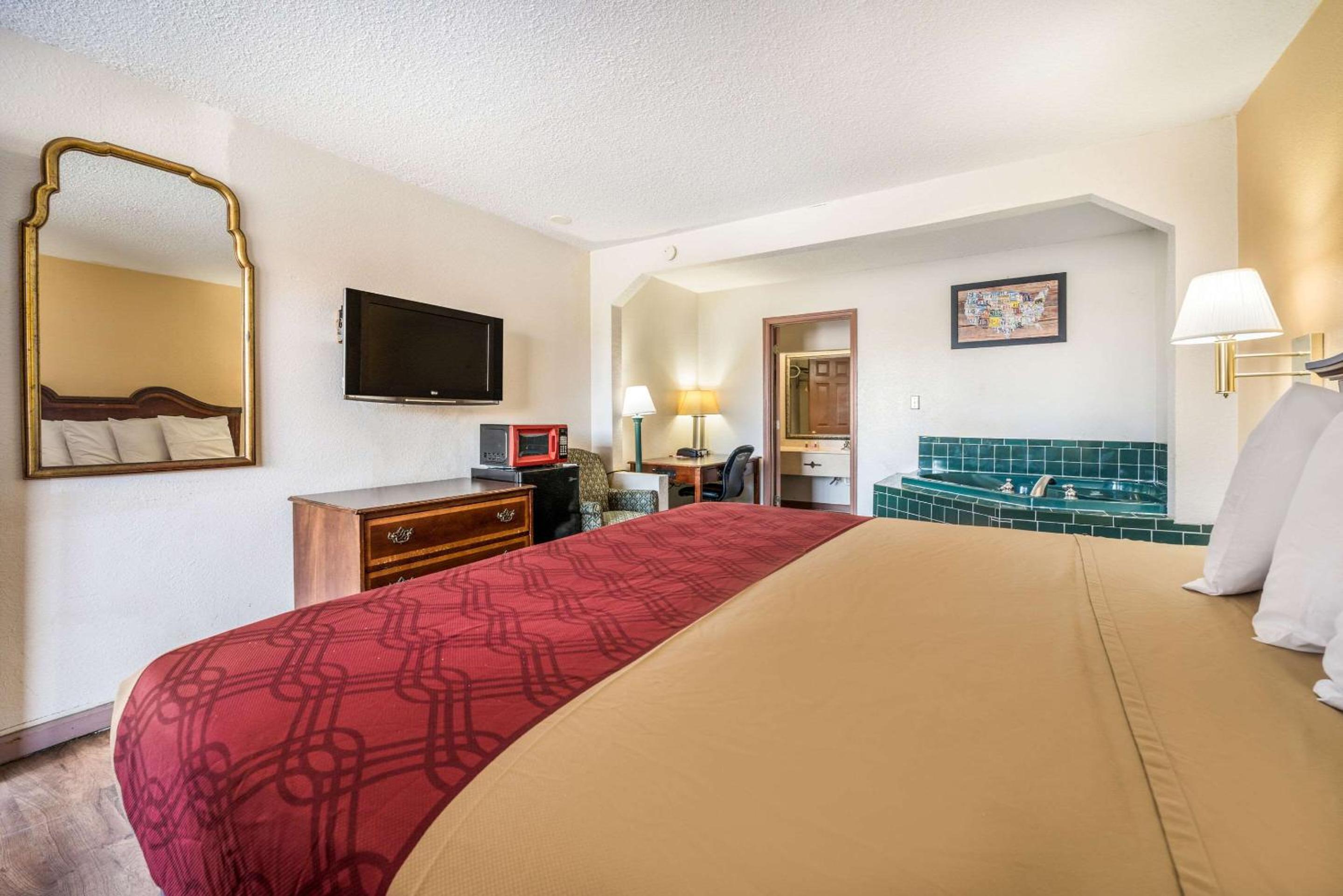 Macon Vacations - Econo Lodge Inn Suites - Property Image 11