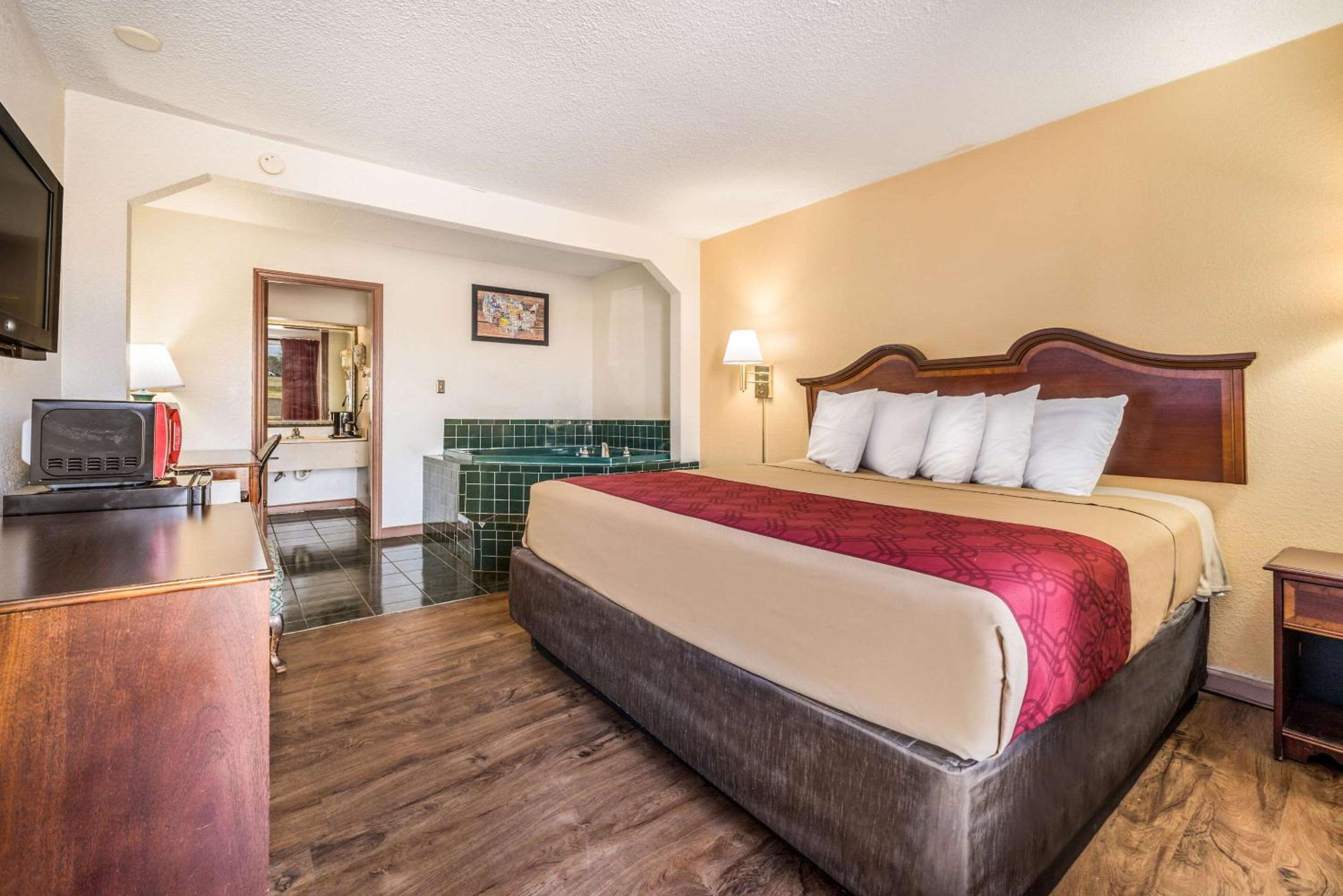 Macon Vacations - Econo Lodge Inn Suites - Property Image 10