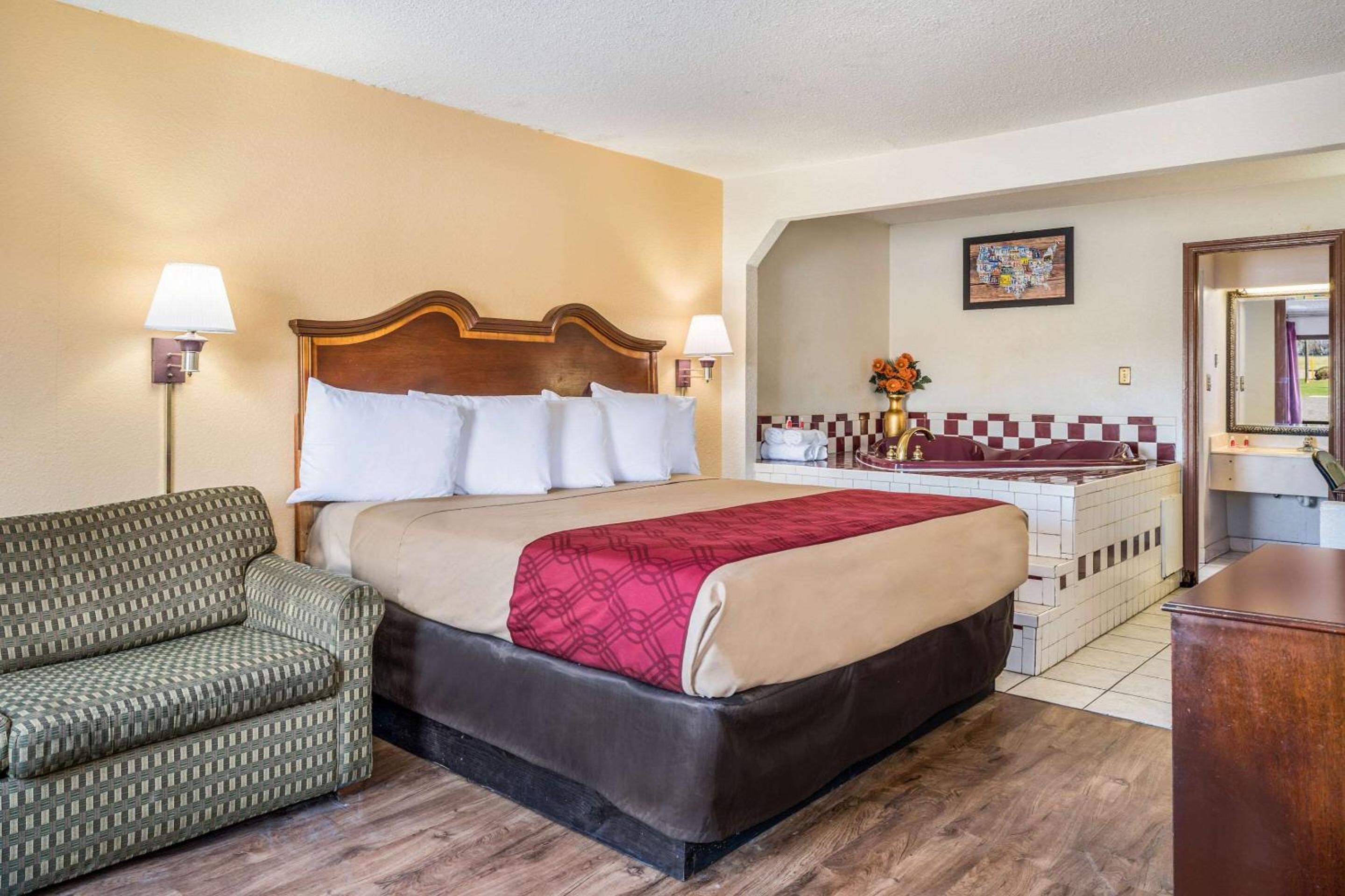 Macon Vacations - Econo Lodge Inn Suites - Property Image 8