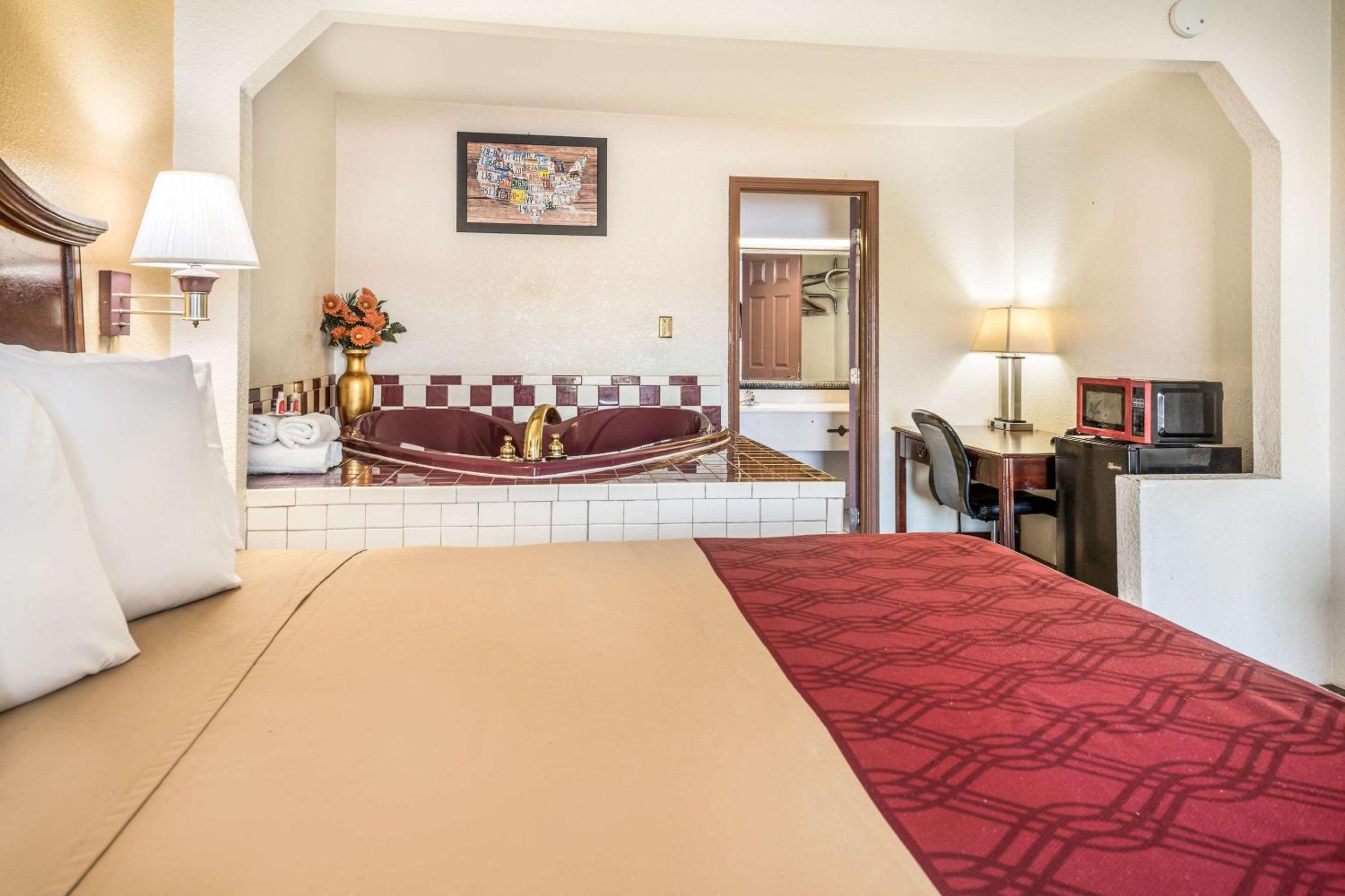 Macon Vacations - Econo Lodge Inn Suites - Property Image 7