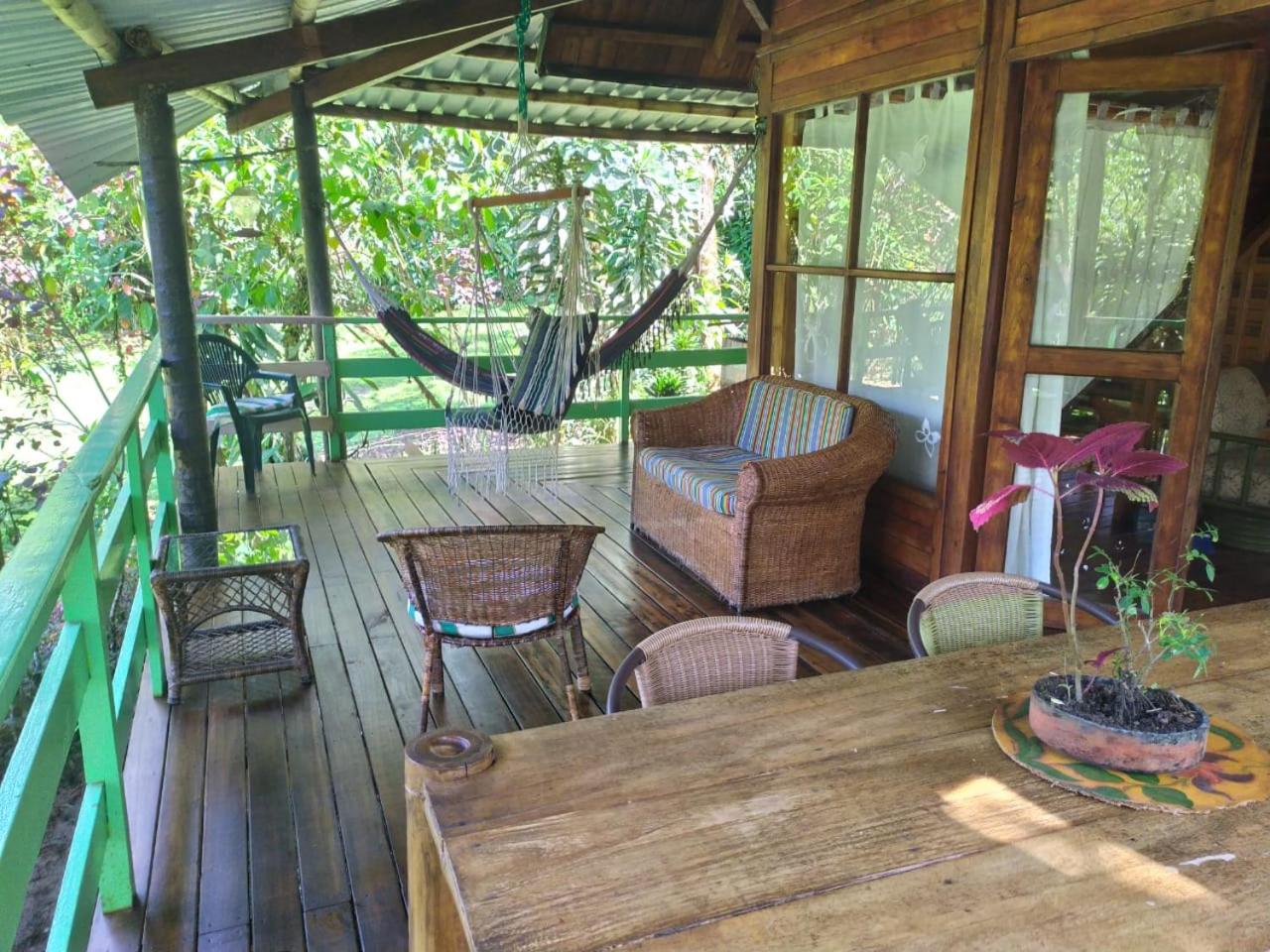 Mindo Eco Chalet, Rio y Cascadas view 3