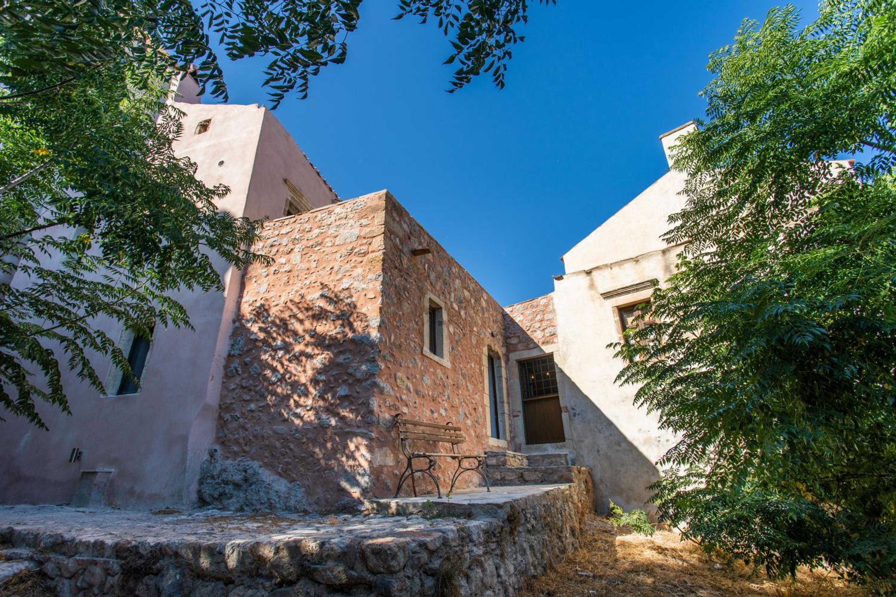 Myrsini's Castle House - Comfortable Residence with Large Balcony & Sea View