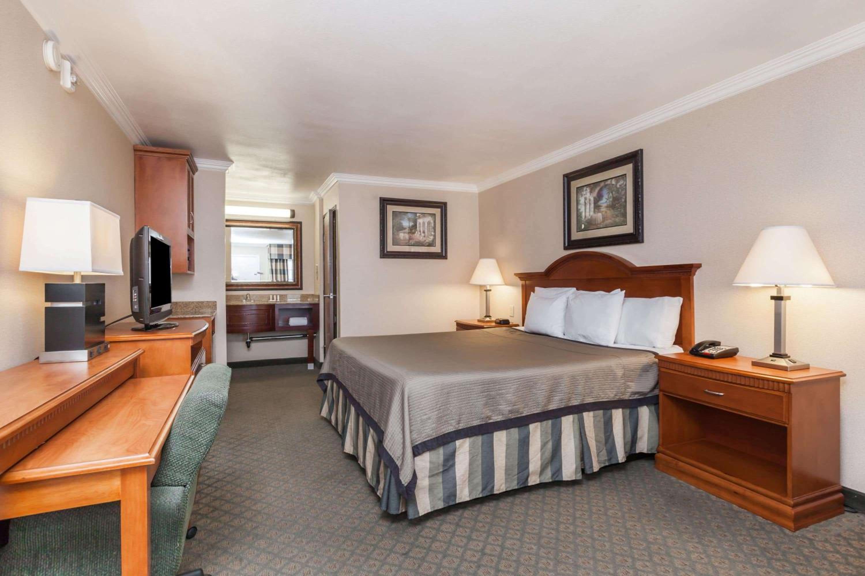Travelodge by Wyndham Sylmar CA - Property Image 7