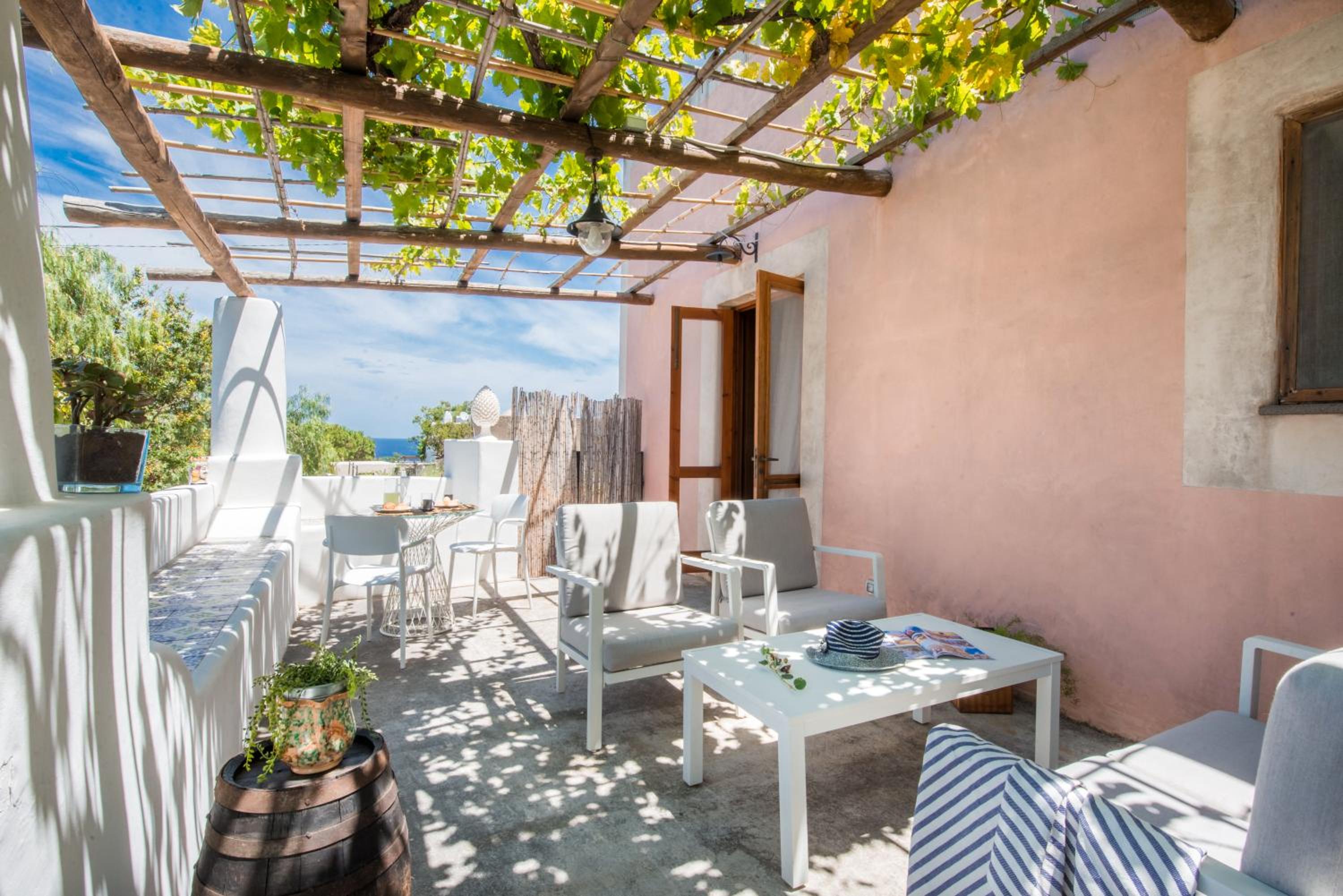 Salina Case Vacanza en Malfa — balance & terrace