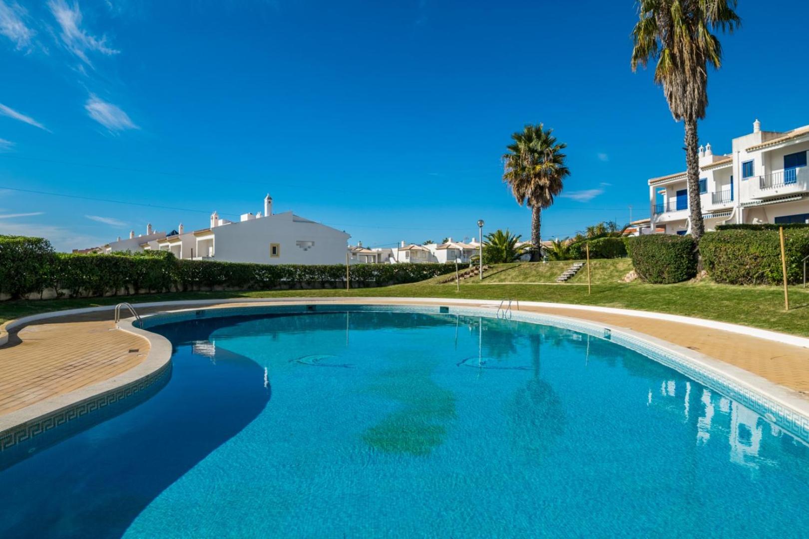 3 bedroom apartment in Oura Albufeira with amazing pool at walking distance to beach, strip and old town, WIFI and AC, private condo view 5