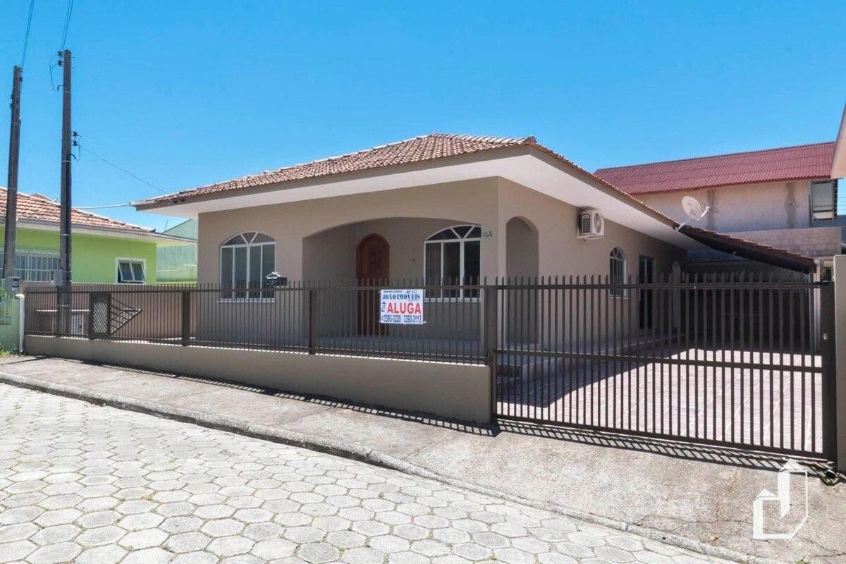 Casa térrea com 03 quartos em Canto Grande